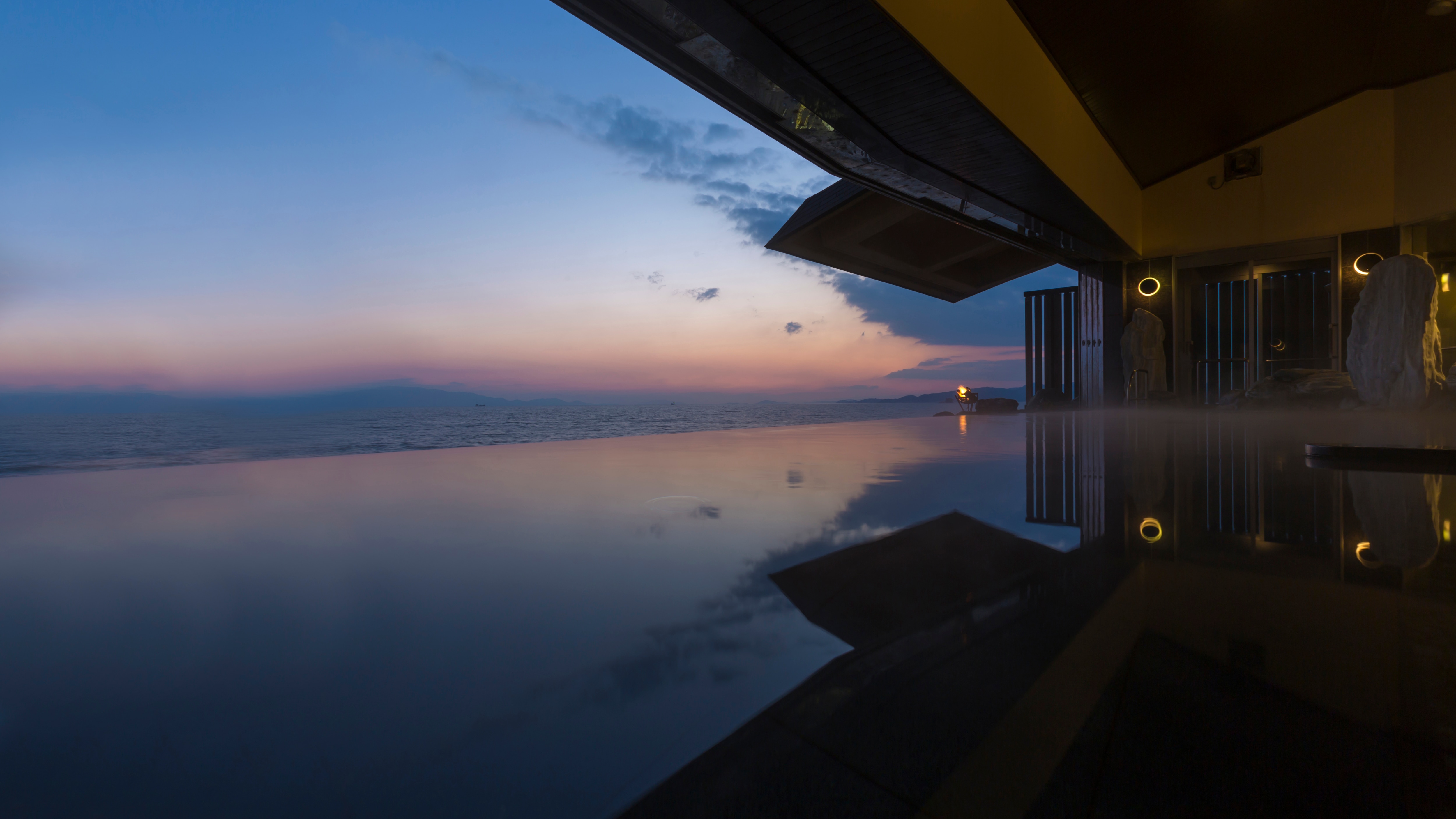 [Tenkai no Yu] Ginpaso, one of the top 100 hot springs in Japan. Enjoy a relaxing stay while looking out at the Seto Inland Sea at dusk.