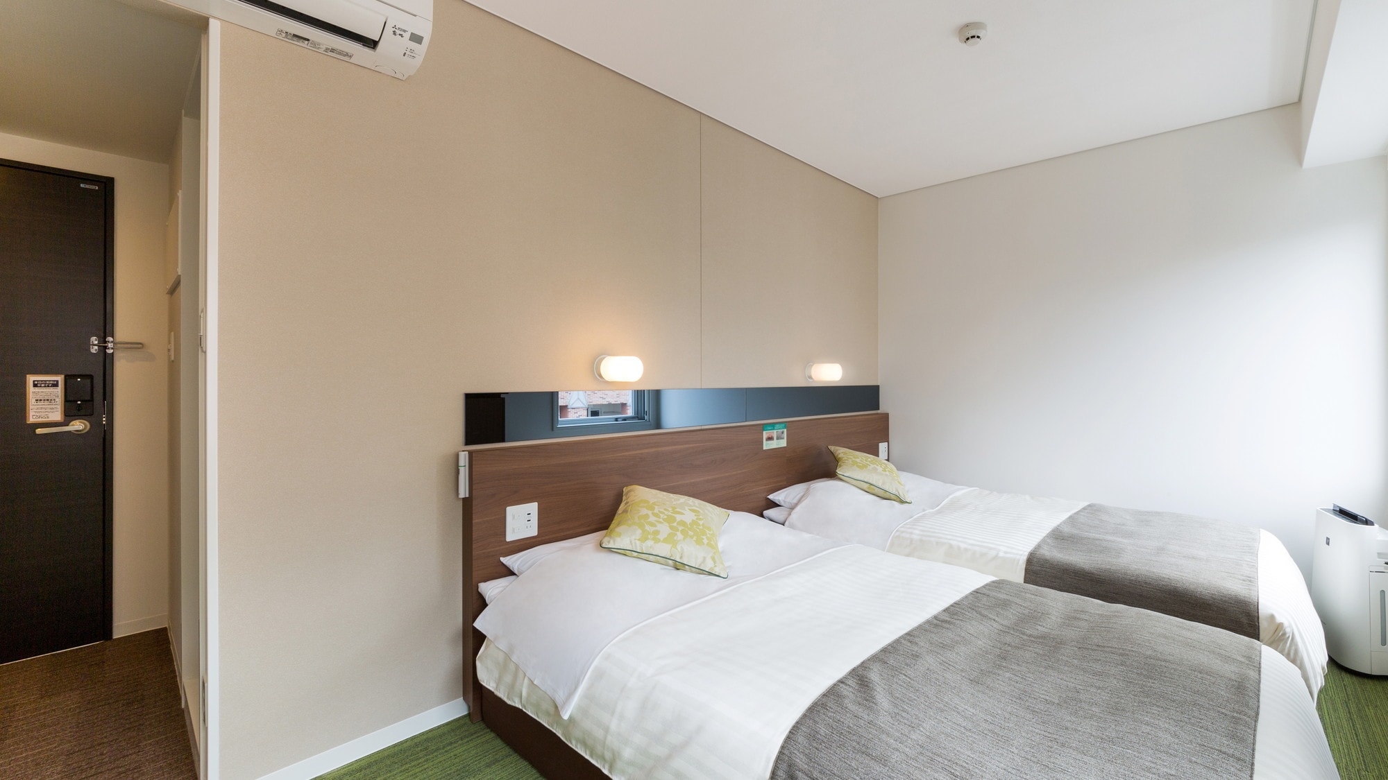 Tersedia dua tempat tidur selebar 120cm.