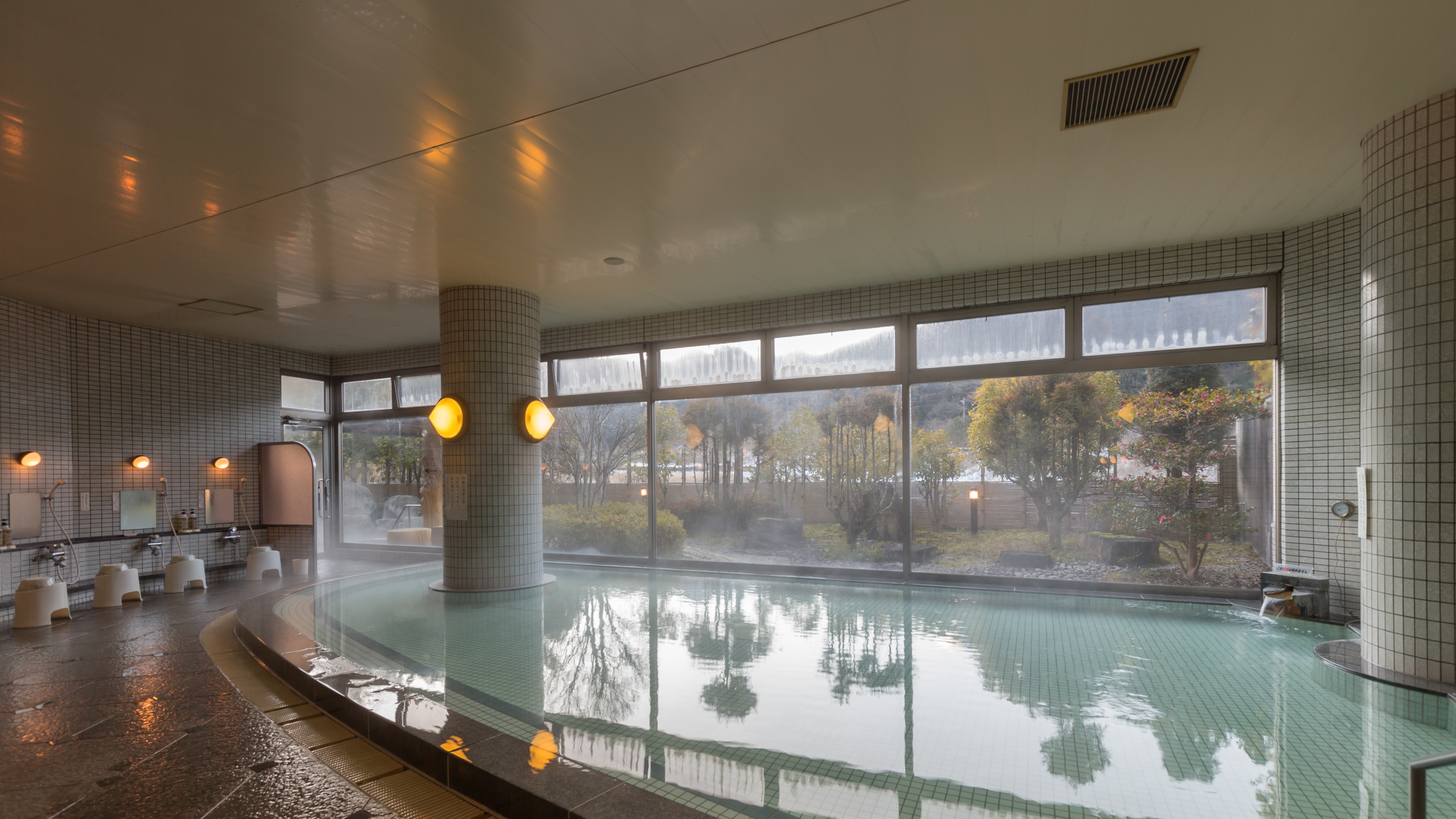 [Kur Resort Yubunesawa: Indoor bath] Separate indoor baths for men and women where you can enjoy natural hot springs