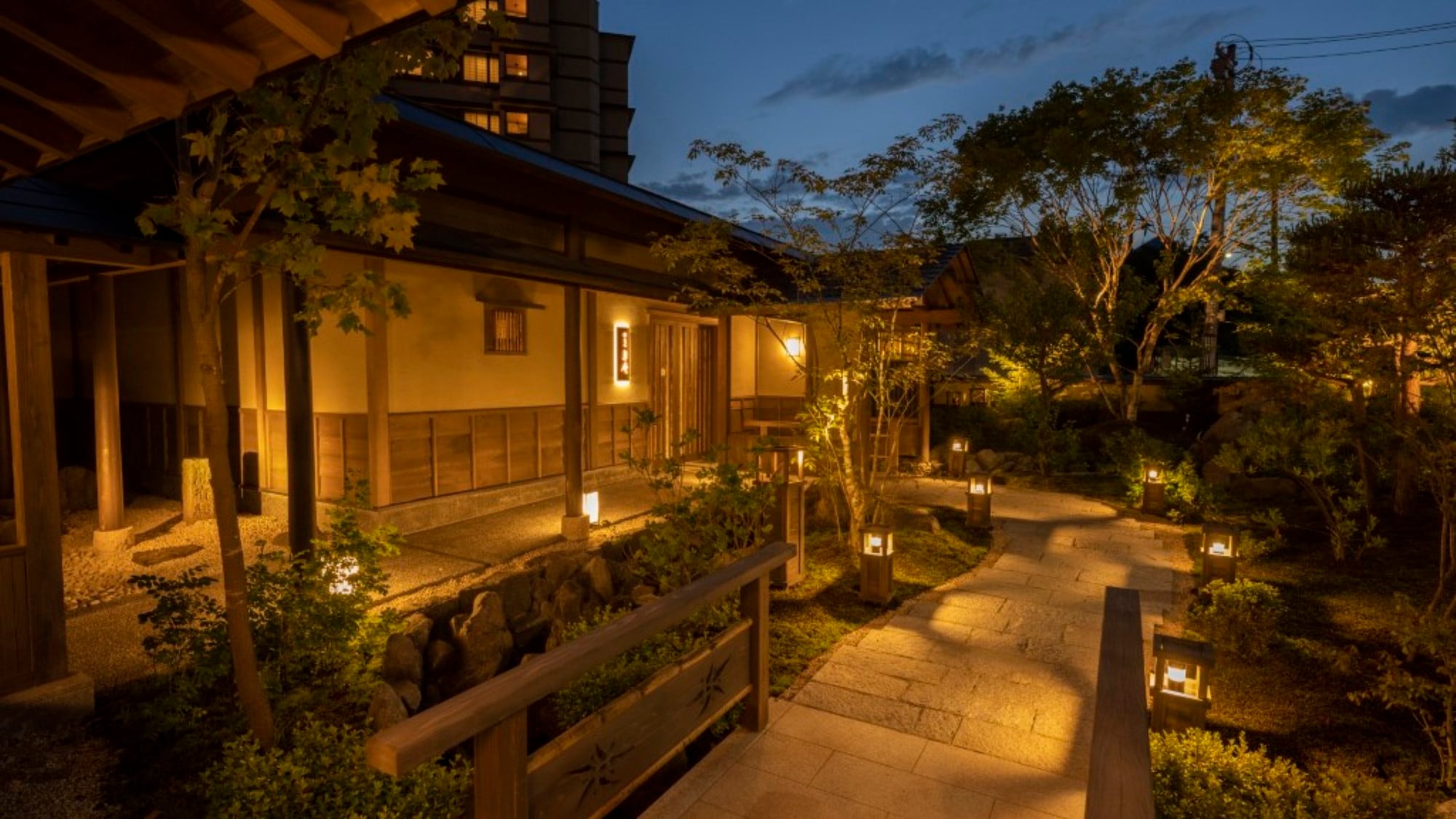 〇外観〇エントランスの庭園