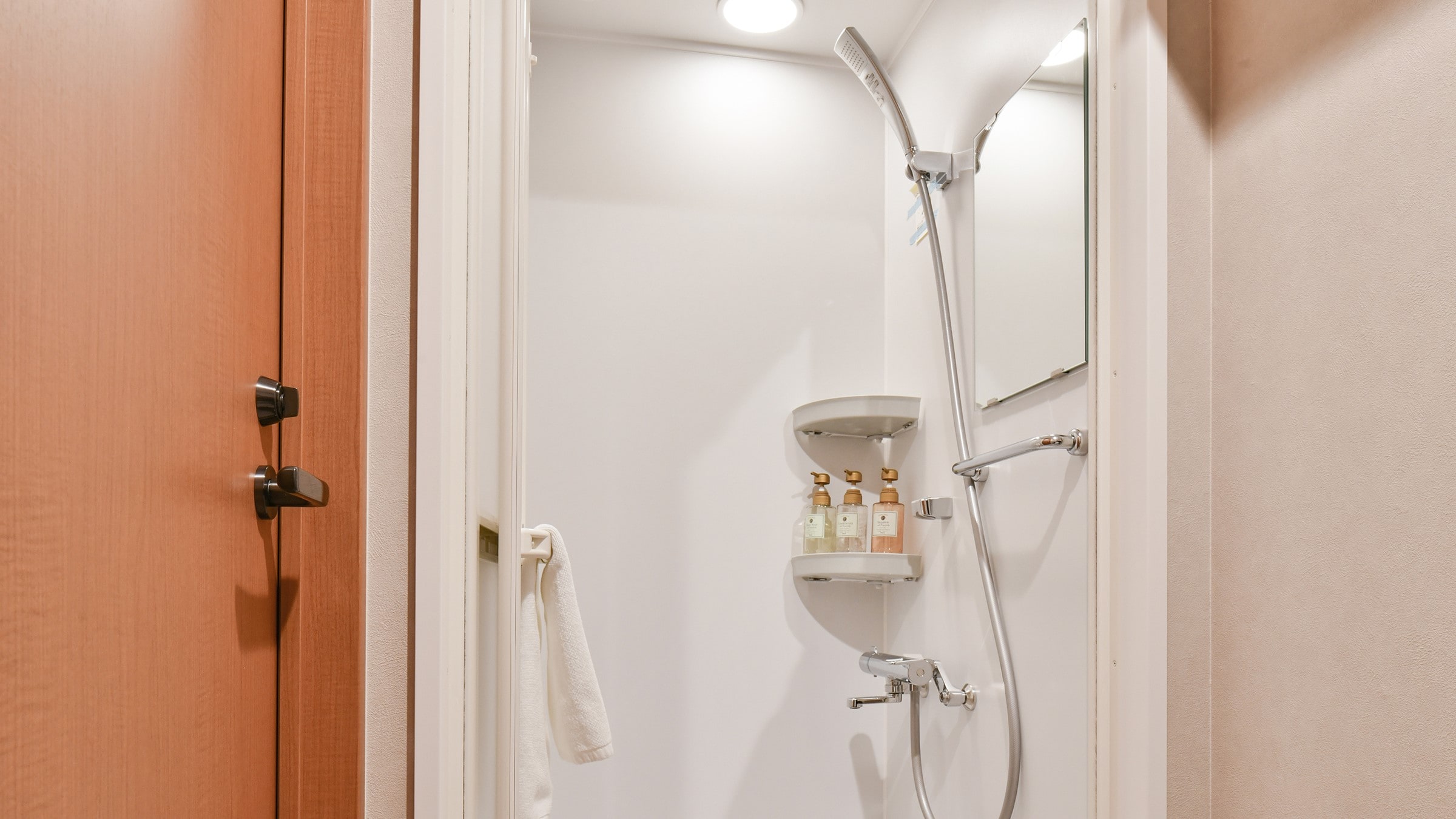 [ห้องอาบน้ำเดี่ยว] เป็นห้องที่ไม่มีอ่างอาบน้ำ (มีห้องอาบน้ำสาธารณะขนาดใหญ่อยู่ที่ชั้น 12)