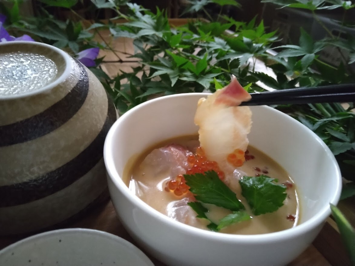 早餐供應鯛魚茶泡飯。 （烹飪示例）