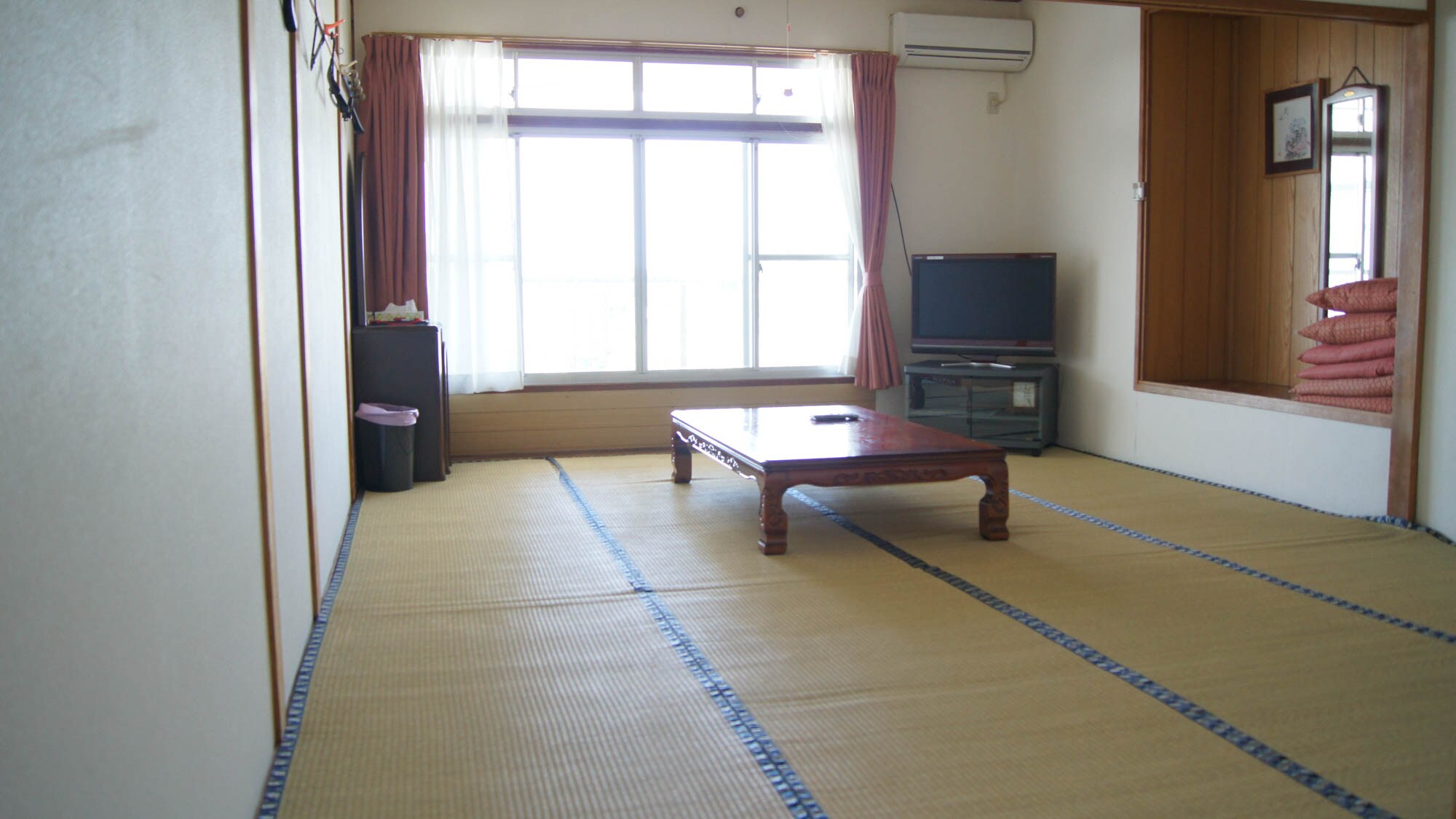 *[Guest room example]