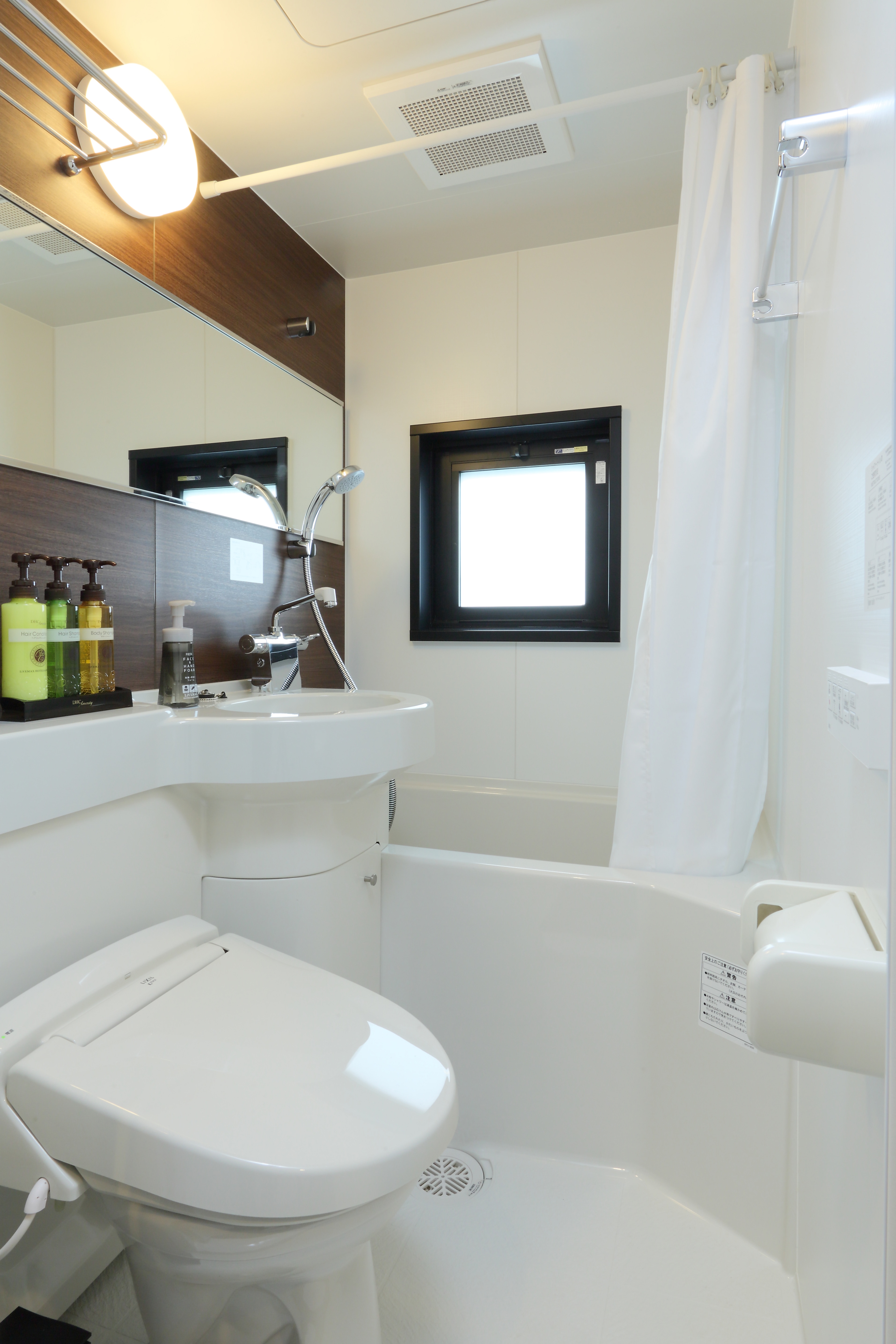 [Bathroom] Spacious bathtub & warm water washing toilet seat ♪ Botanical amenities are adopted!