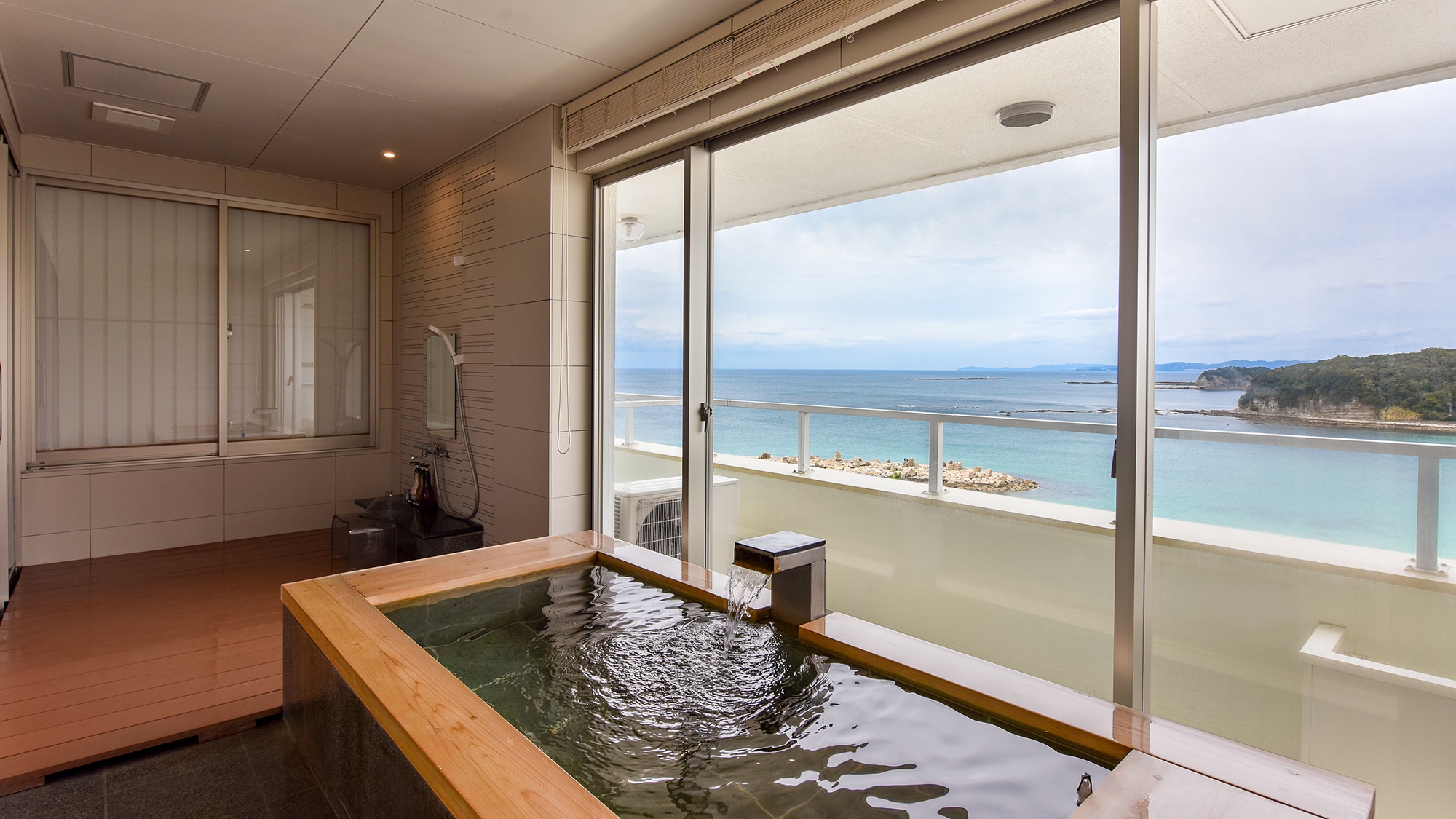 * [Room with open-air bath / special room (Akira Fuji)] Enjoy the hot springs of the open-air bath in a completely private space.