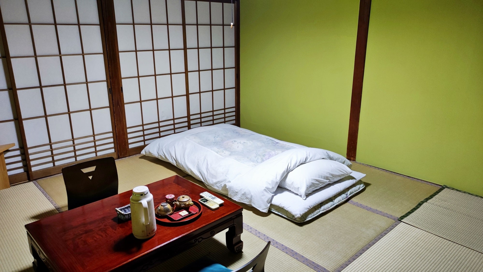 * Example of guest room (8 tatami mats) / Image of laying a futon for one person. You can use both the futon and the table at the same time, and you can relax!