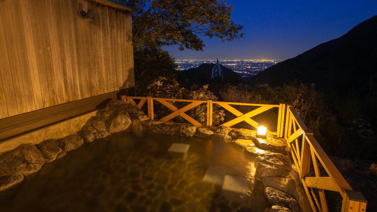 夜晚的露天浴池（芙蓉之湯）