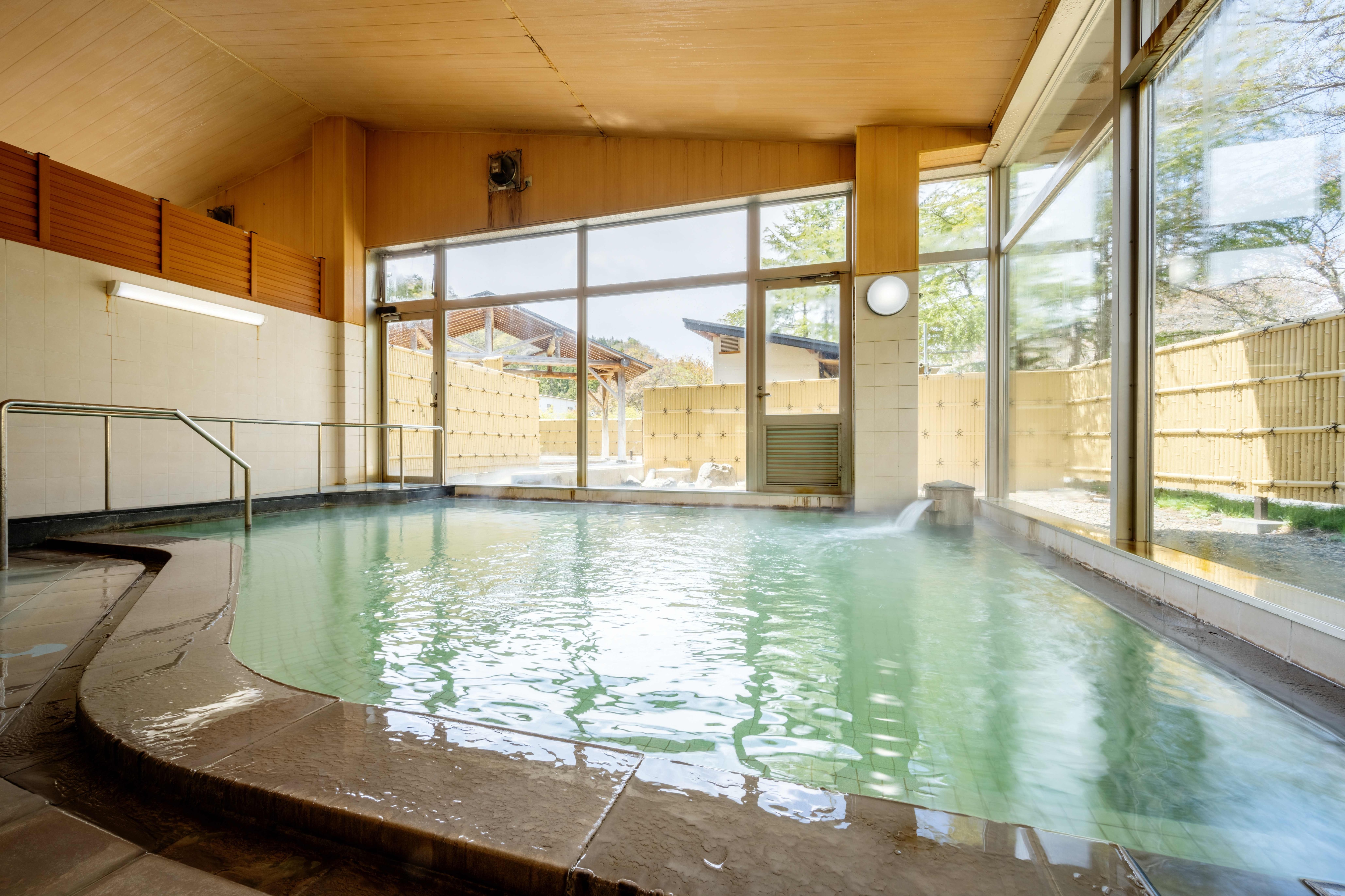 [Hot spring] Ishibuchi no Yu: This hot spring has a strong slimy texture that moisturizes the skin and is almost green in color.
