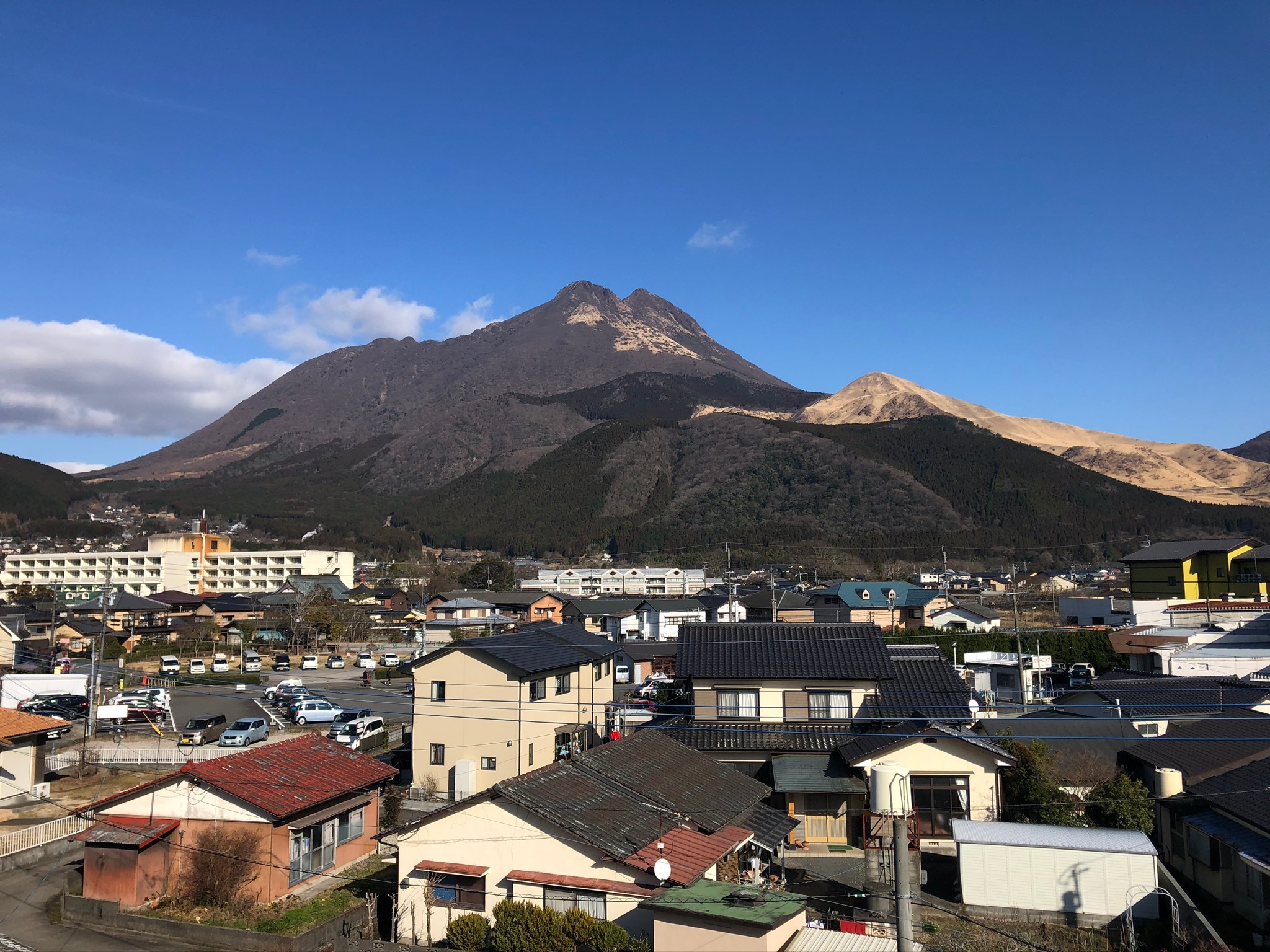 從山腰眺望由布岳
