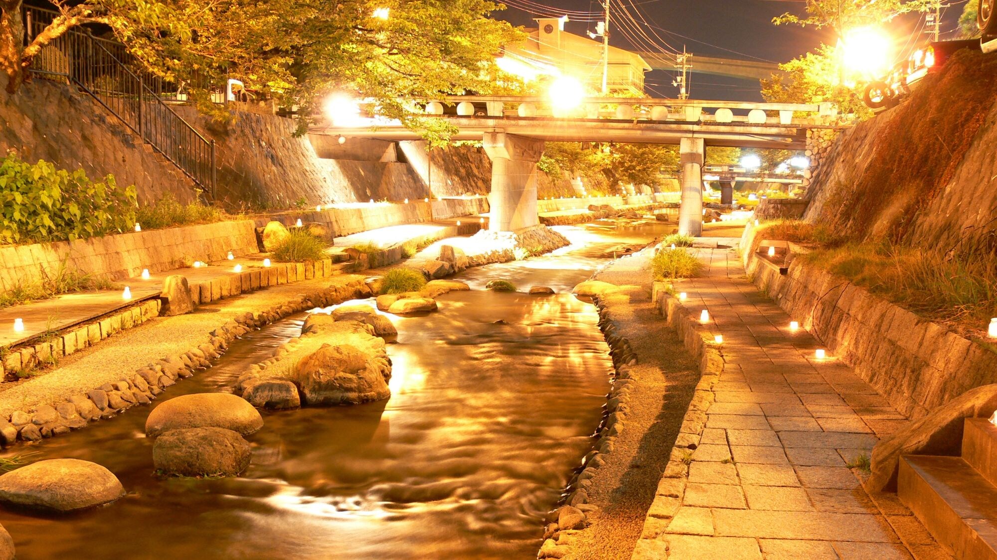 やわらかい優しい光りがともる玉湯川