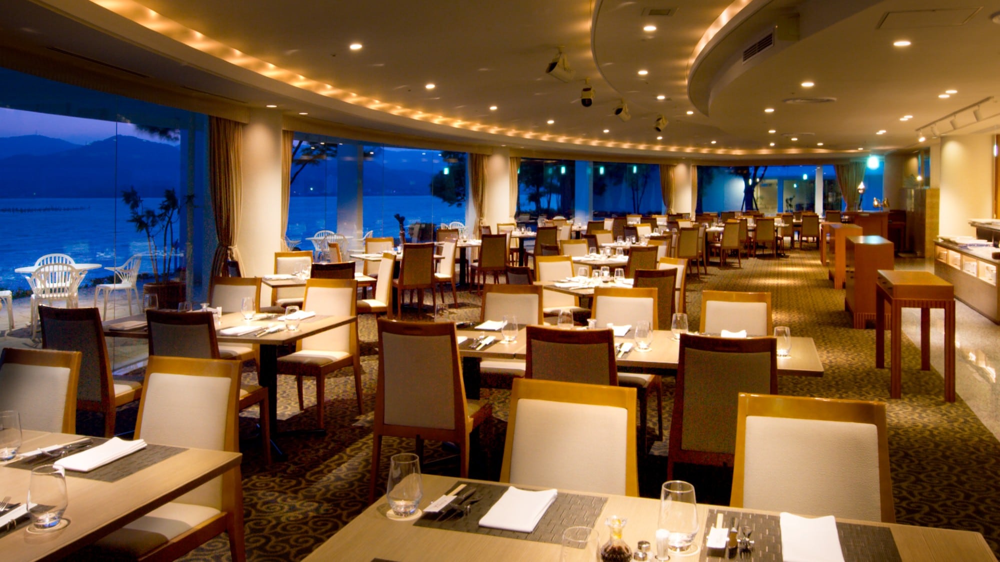 [Restaurant] La Maree | At night, the atmosphere is calm and it feels like a luxury cruise ship. Please enjoy your meal in an elegant atmosphere.