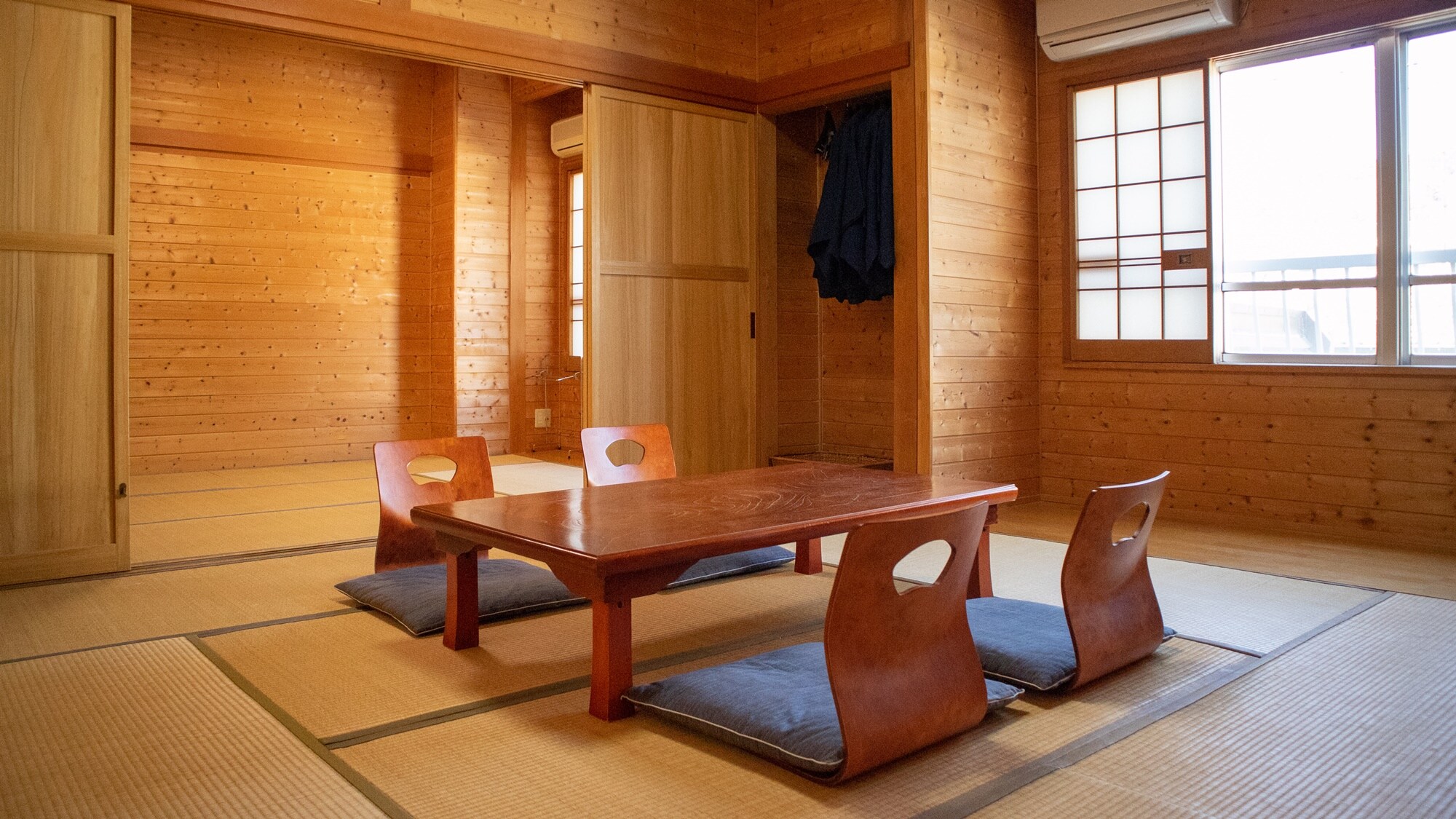 * [Example of Japanese-style room 10 + 7 tatami mats] The walls and ceiling are made of wood and have a healing effect.
