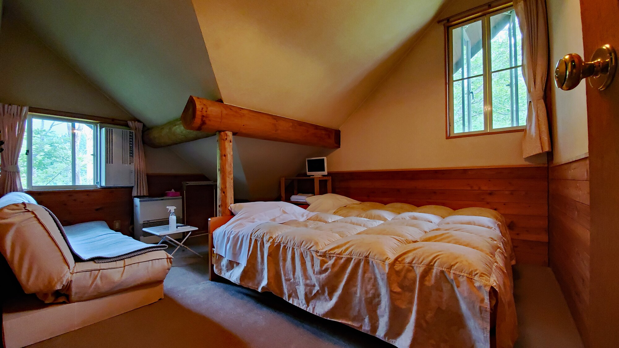 ห้อง 202 ชั้น 2 ห้องใต้หลังคา สไตล์ตะวันตก (ห้องอาบน้ำกลางแจ้ง) ห้องพักสำหรับ 2-3 ท่าน