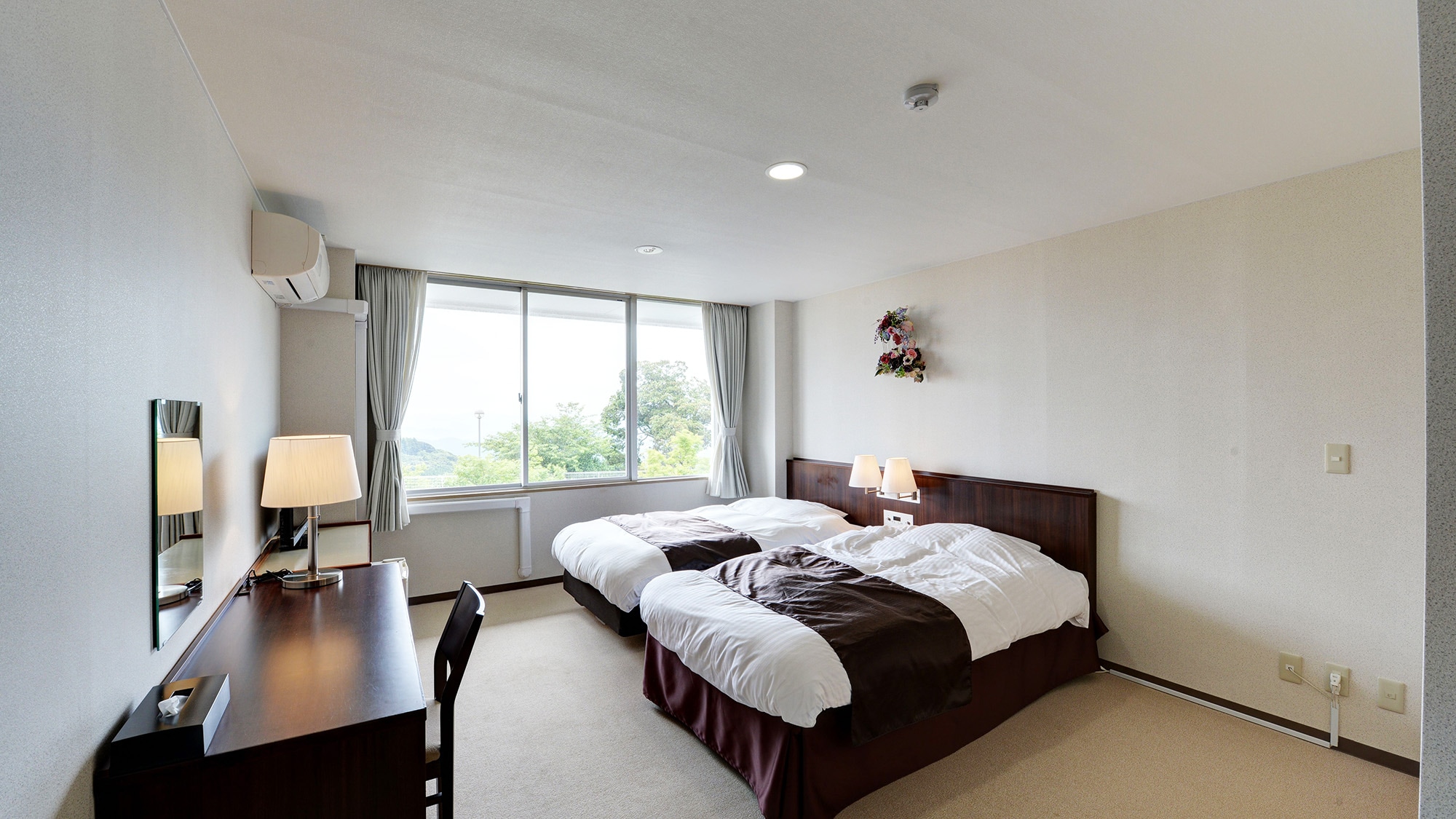 * Western-style room (example of guest room) / You can relax and forget the time