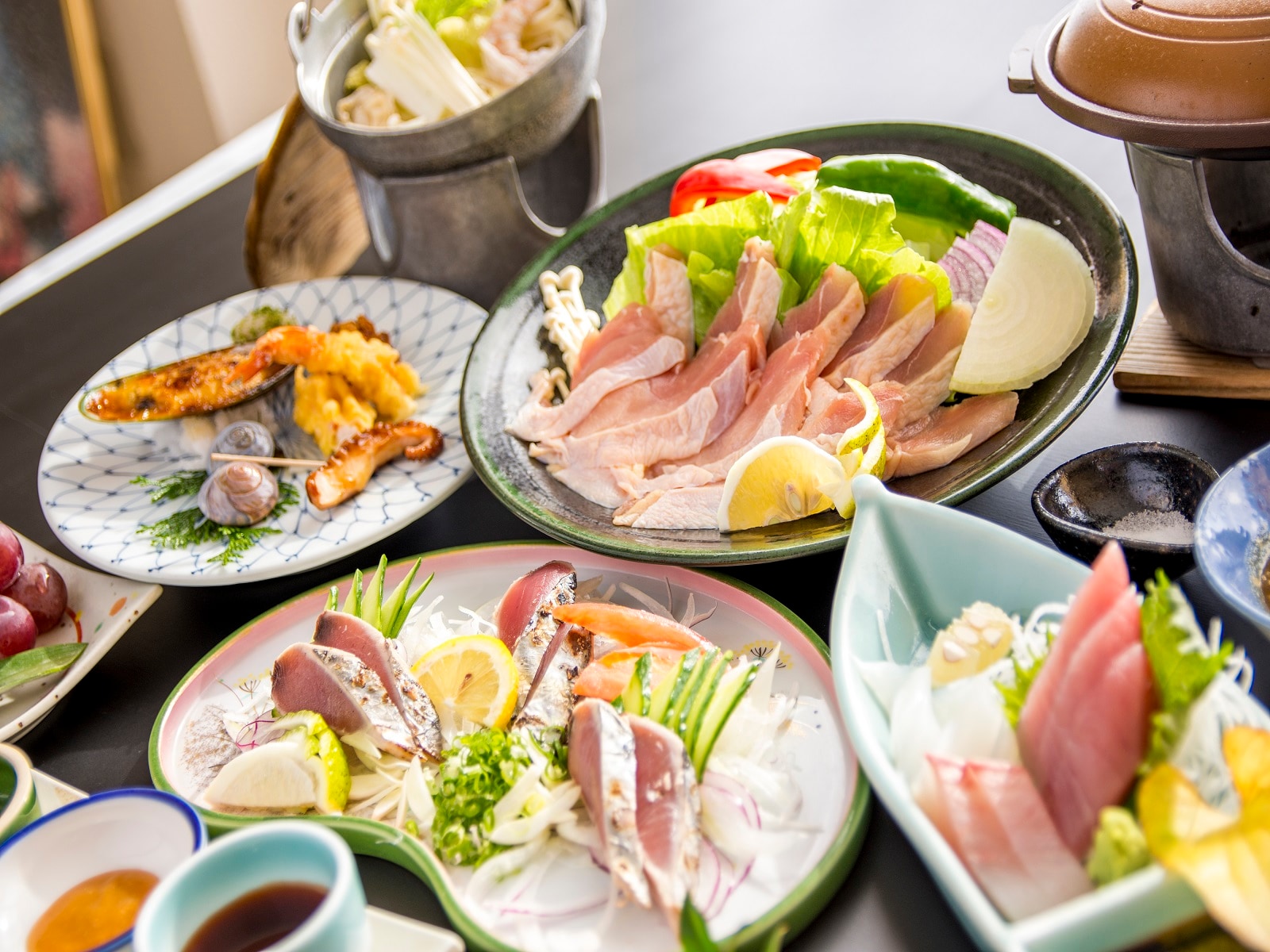 Món ăn ngon từ Tosa! Gà Tosa Hachikin nướng trên đĩa gốm kaiseki