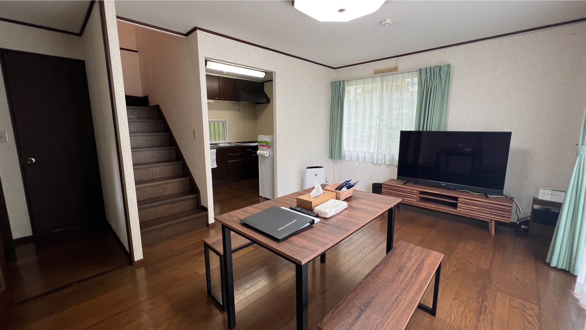 [อิซุ สกายไลน์ 647] ห้องนั่งเล่นและรับประทานอาหาร