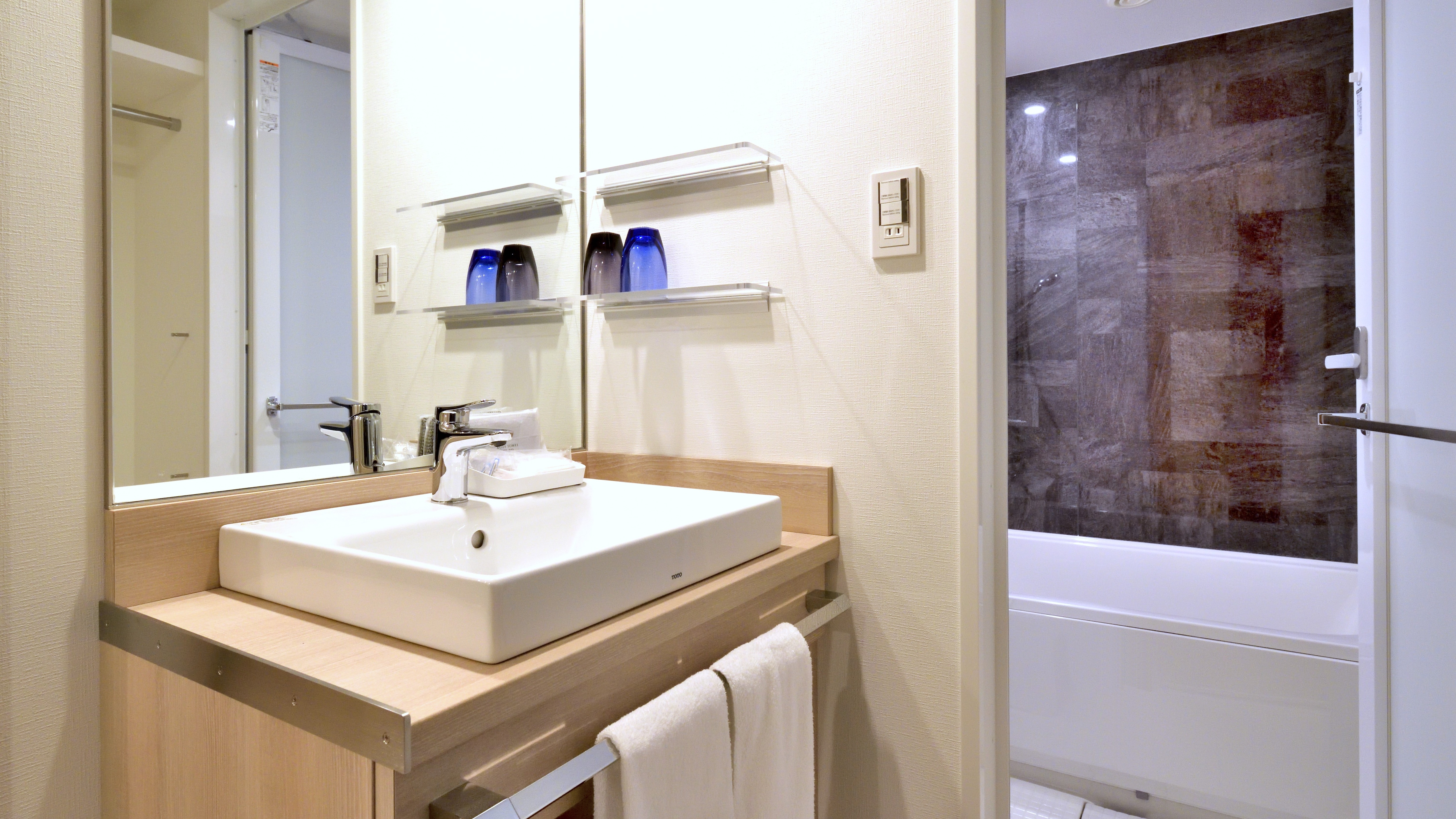 Comfort Twin (Japanese COOL) Bathroom