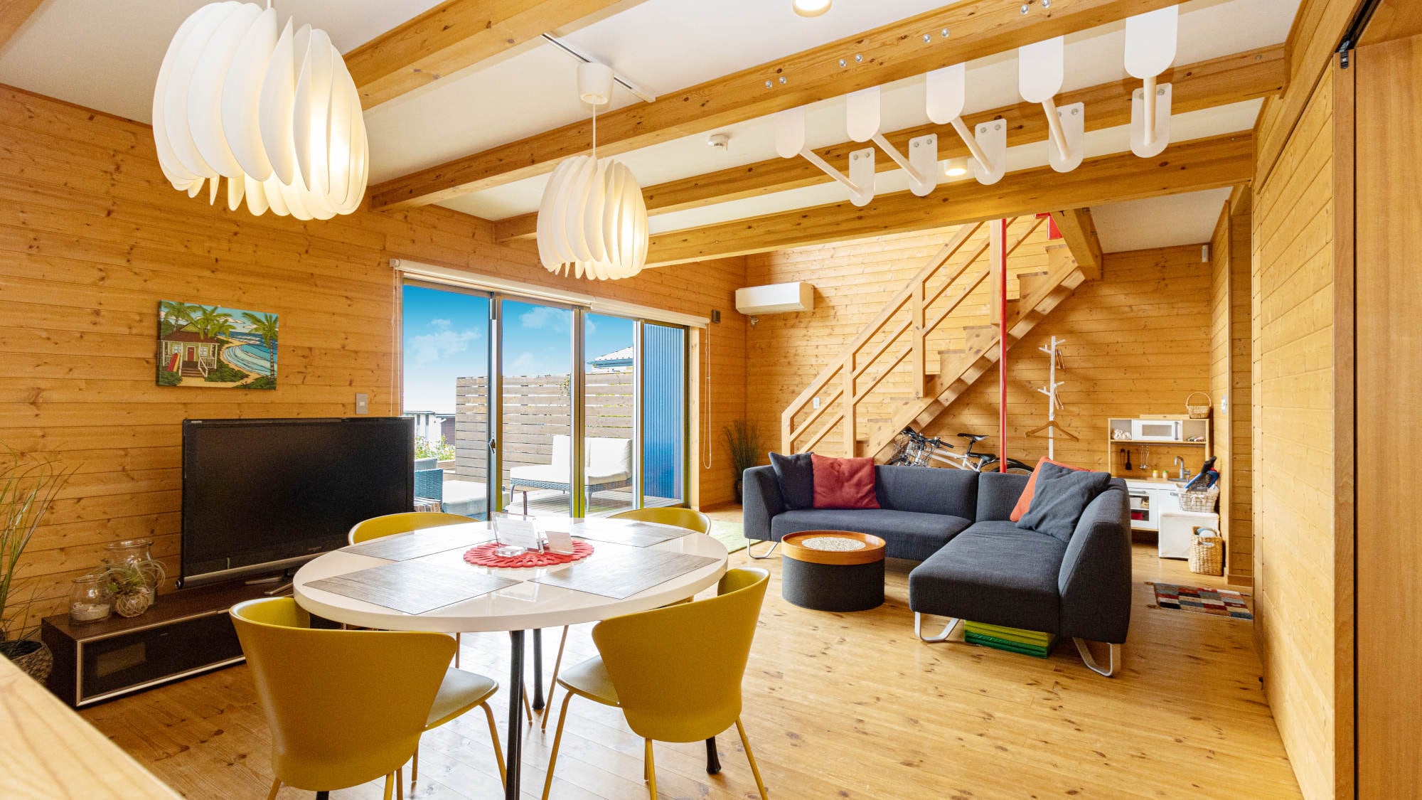 [Interior/1st floor] There is a kitchen and dining space that can accommodate multiple people, ensuring the spaciousness that only a villa can offer.
