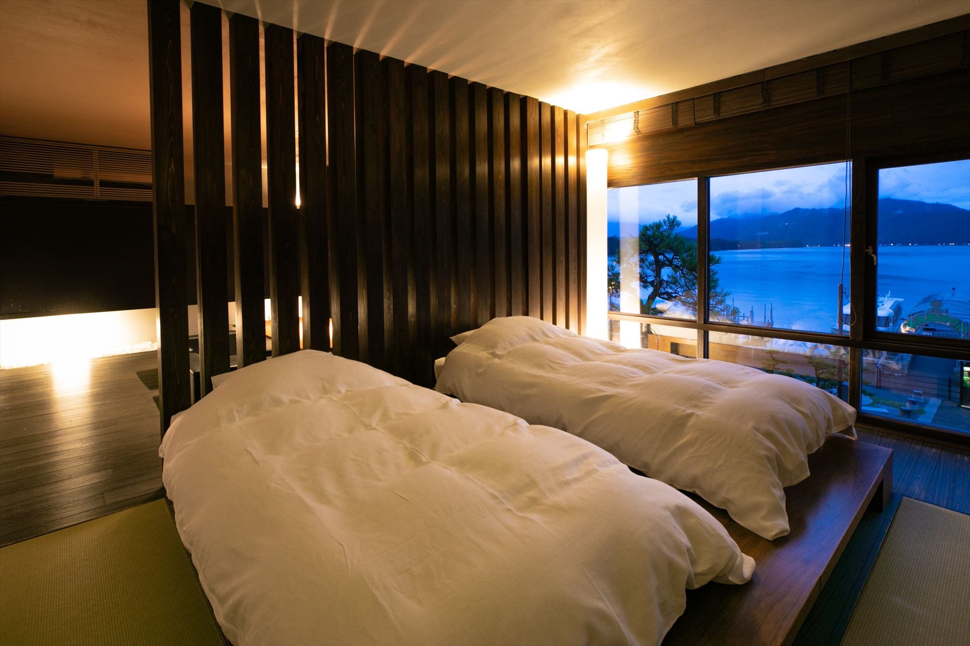 [ชั้น 3 ◆ ห้องแบบญี่ปุ่นและแบบตะวันตก] ทิวทัศน์ของ Heavenly Hashidate ซึ่งคุณสามารถมองเห็นได้ขณะนั่งอยู่บนเตียง "10,000 ชาคุ" นั้นยอดเยี่ยมมาก
