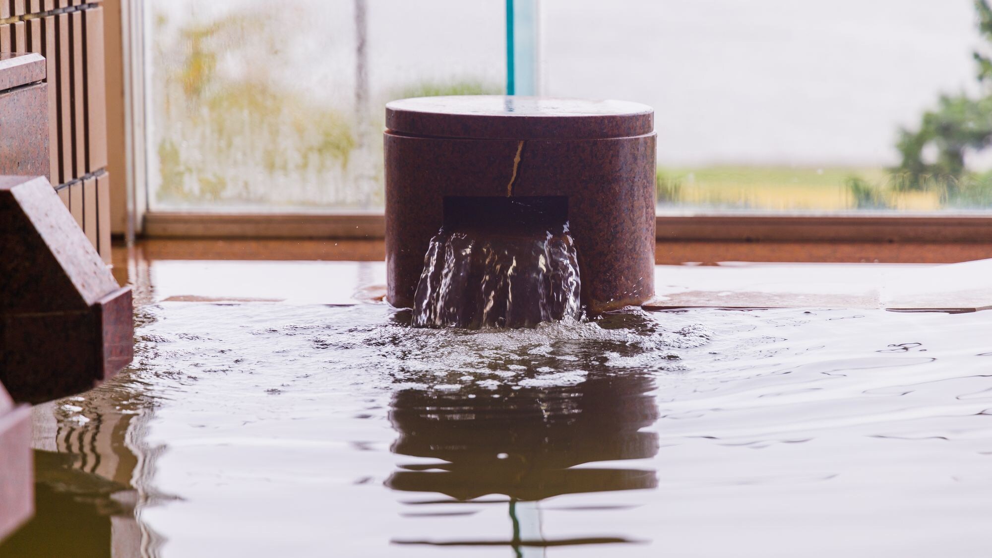 Refresh your body and mind in the hot springs