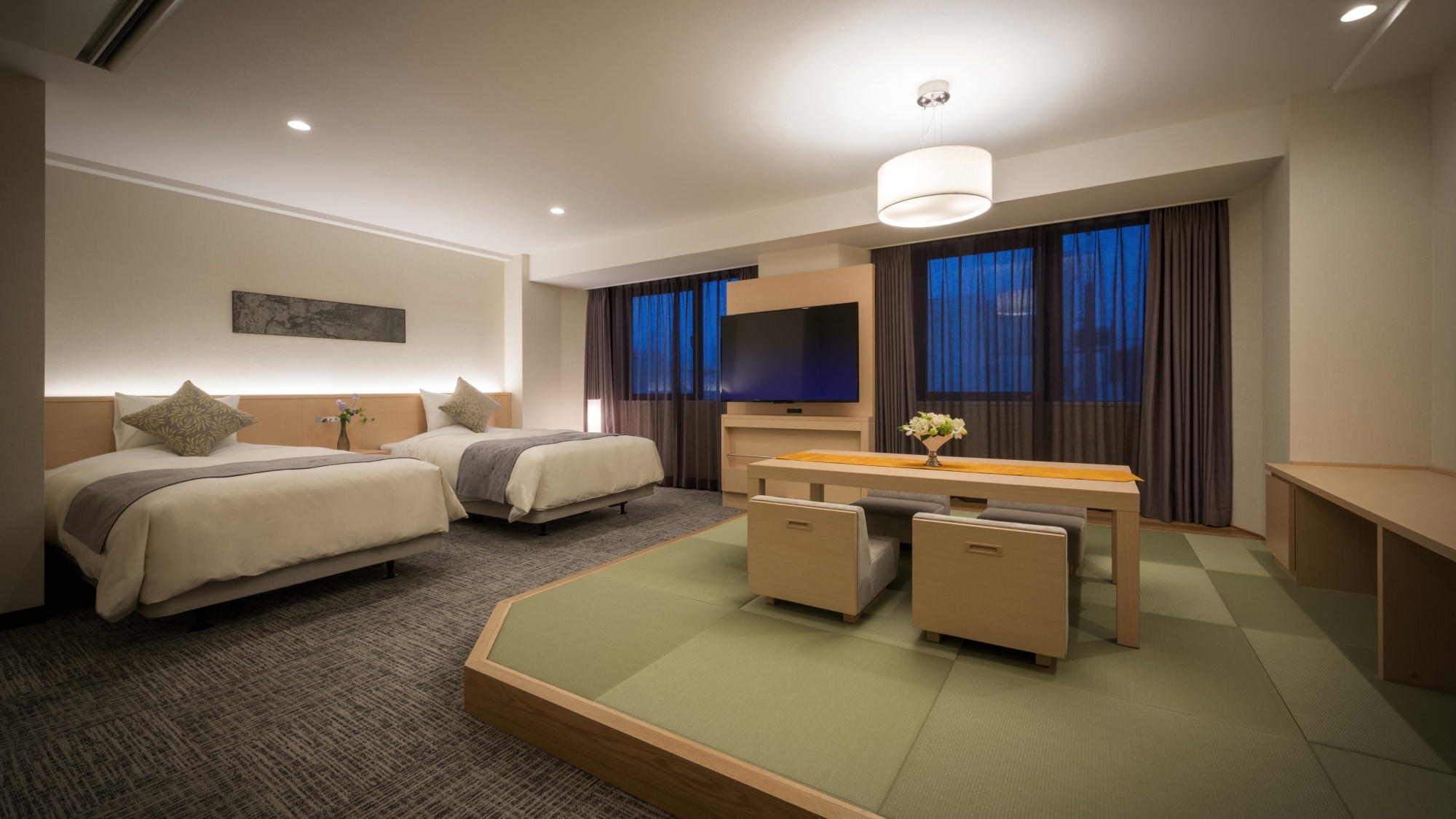 【日西式房間】 西式房間和日式特別房間，配有兩張120厘米寬的床。最多可容納 4 人