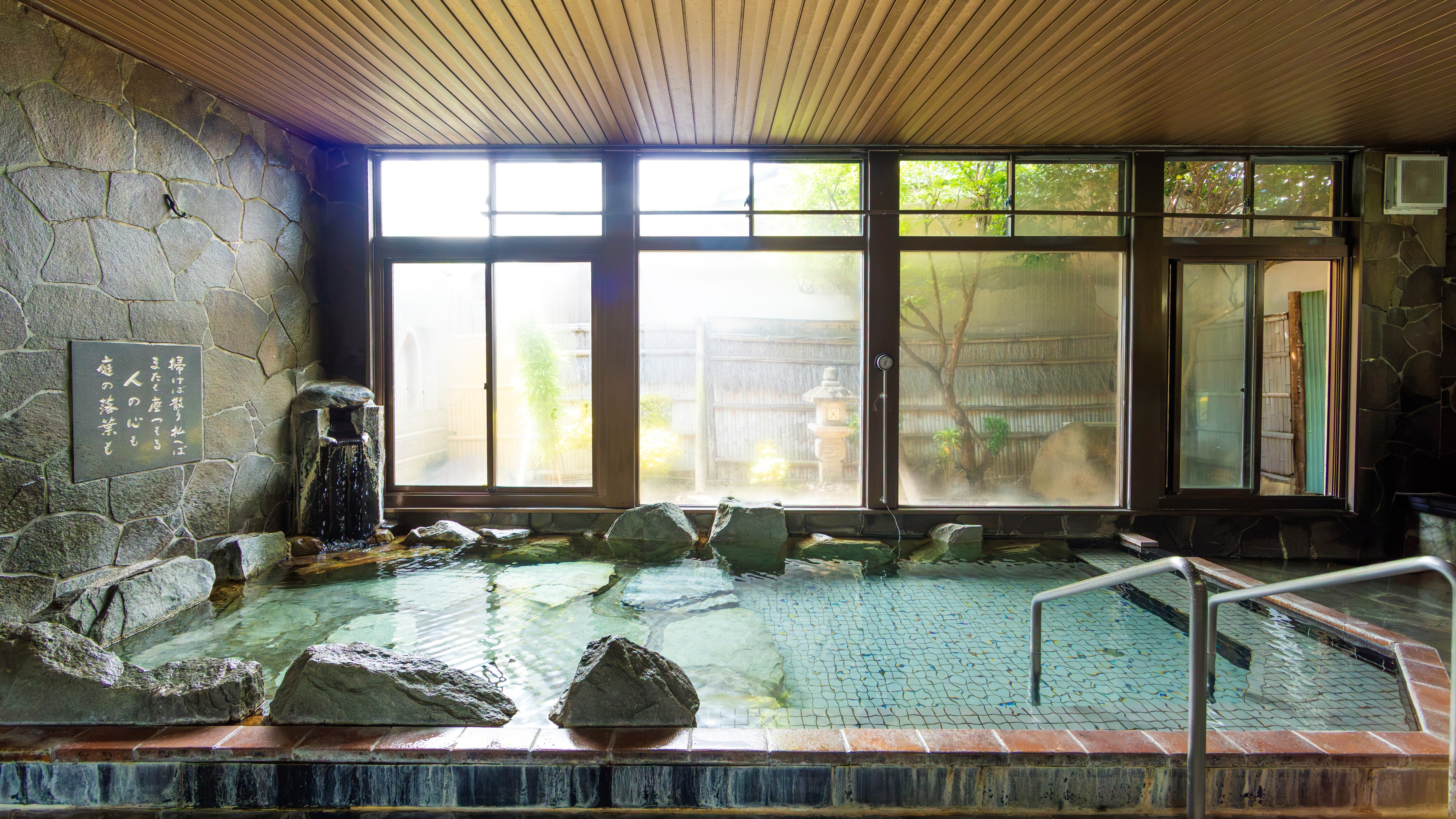 Large public bath (women's bath)