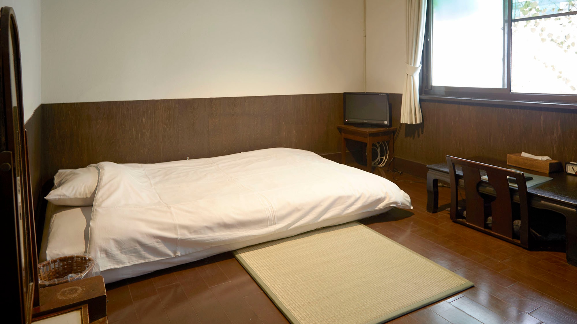 ・Japanese-style semi-double room (up to 2 people): 1 semi-double bed