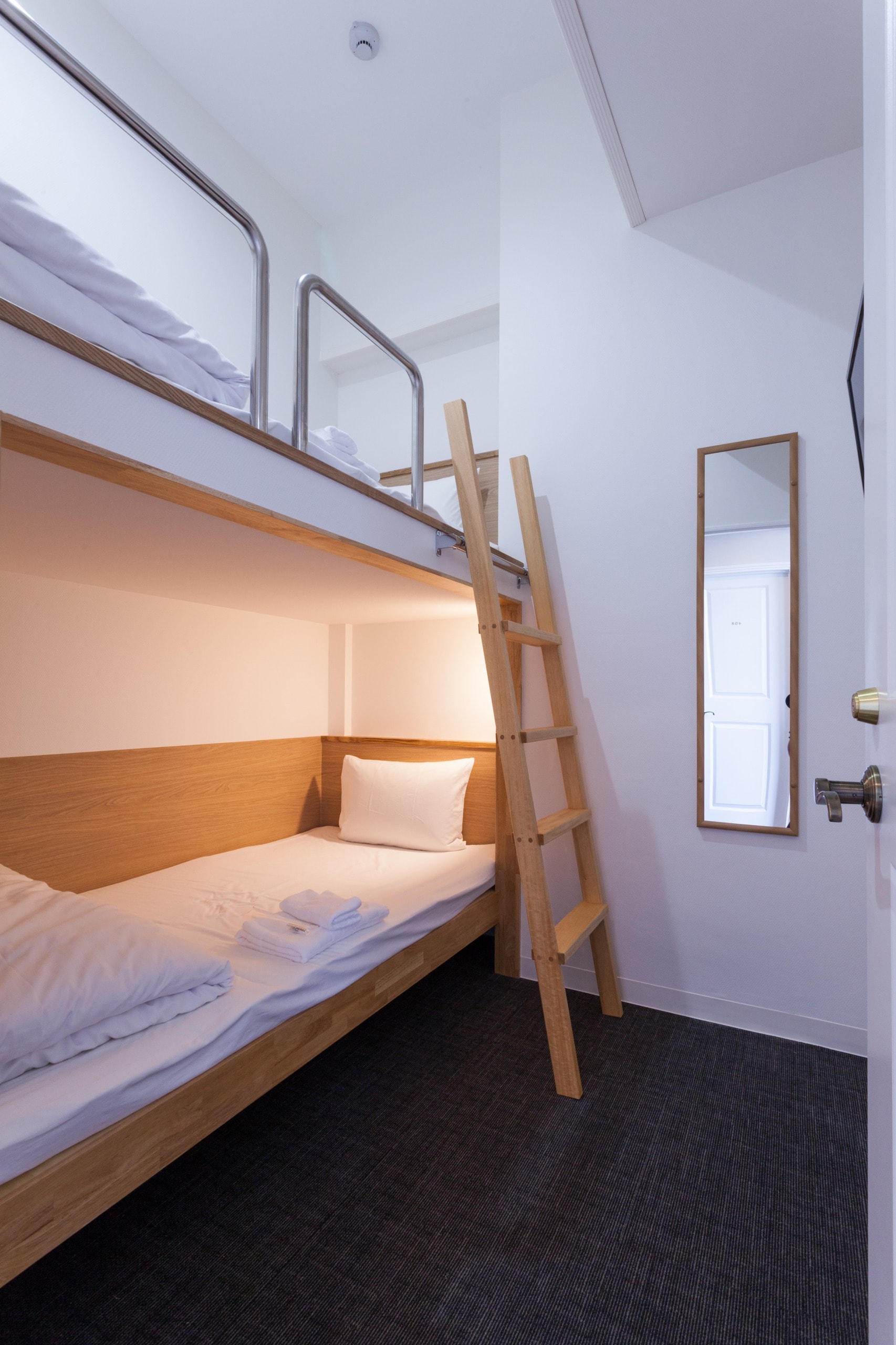 Bunk bed type guest room