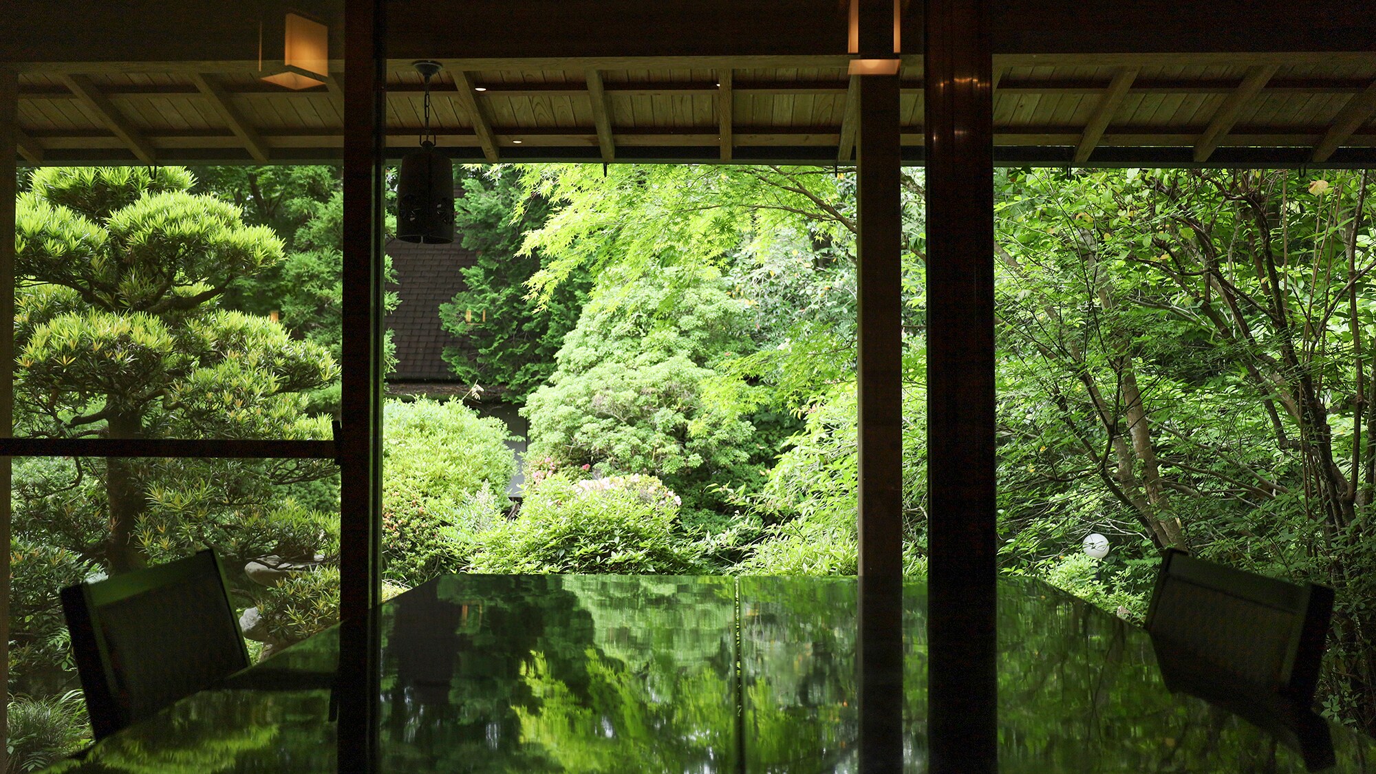 [Restoran: Korin] Anda dapat melihat taman di depan.