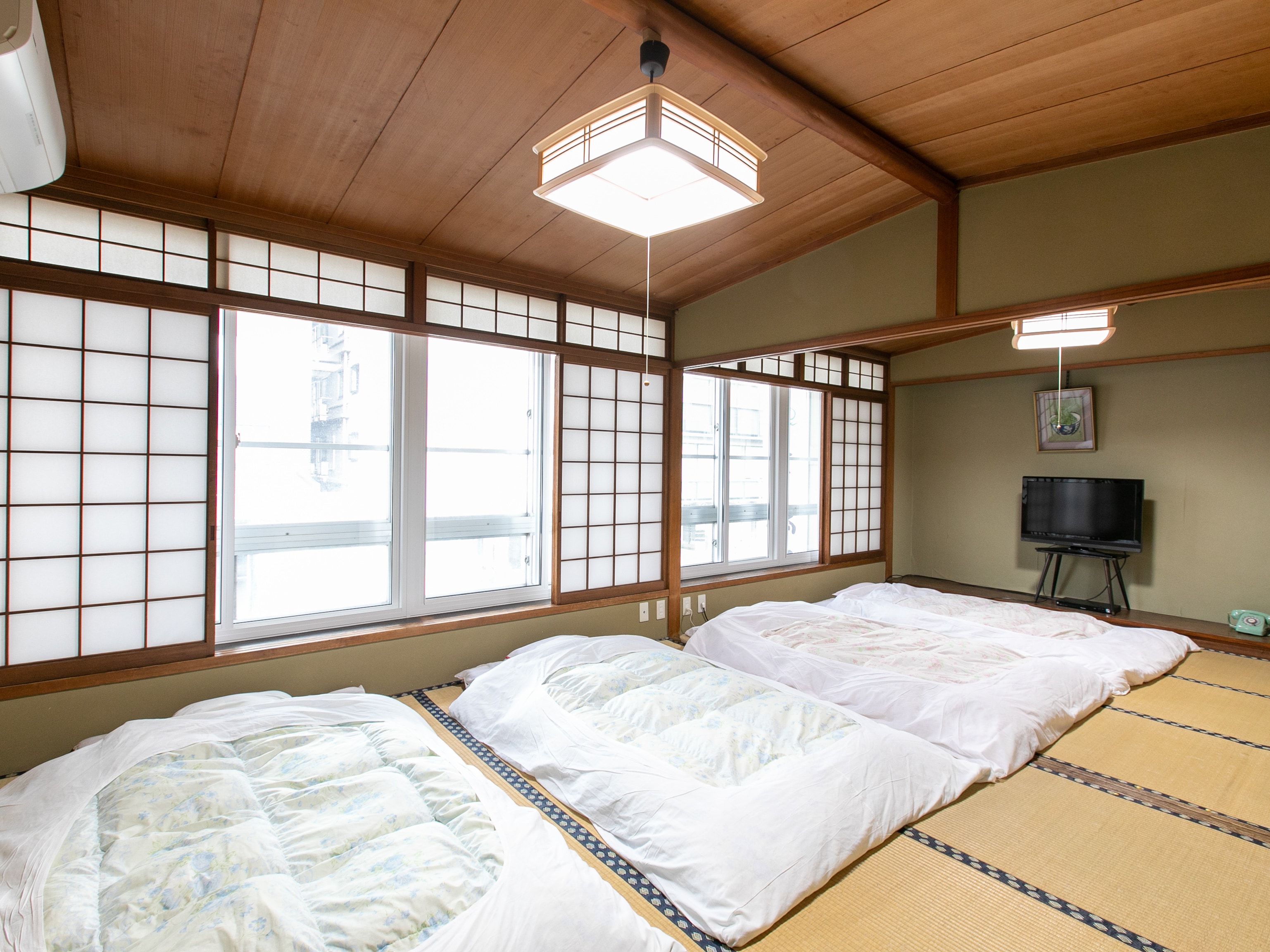 Japanese-style room for eight people (no bath or toilet)