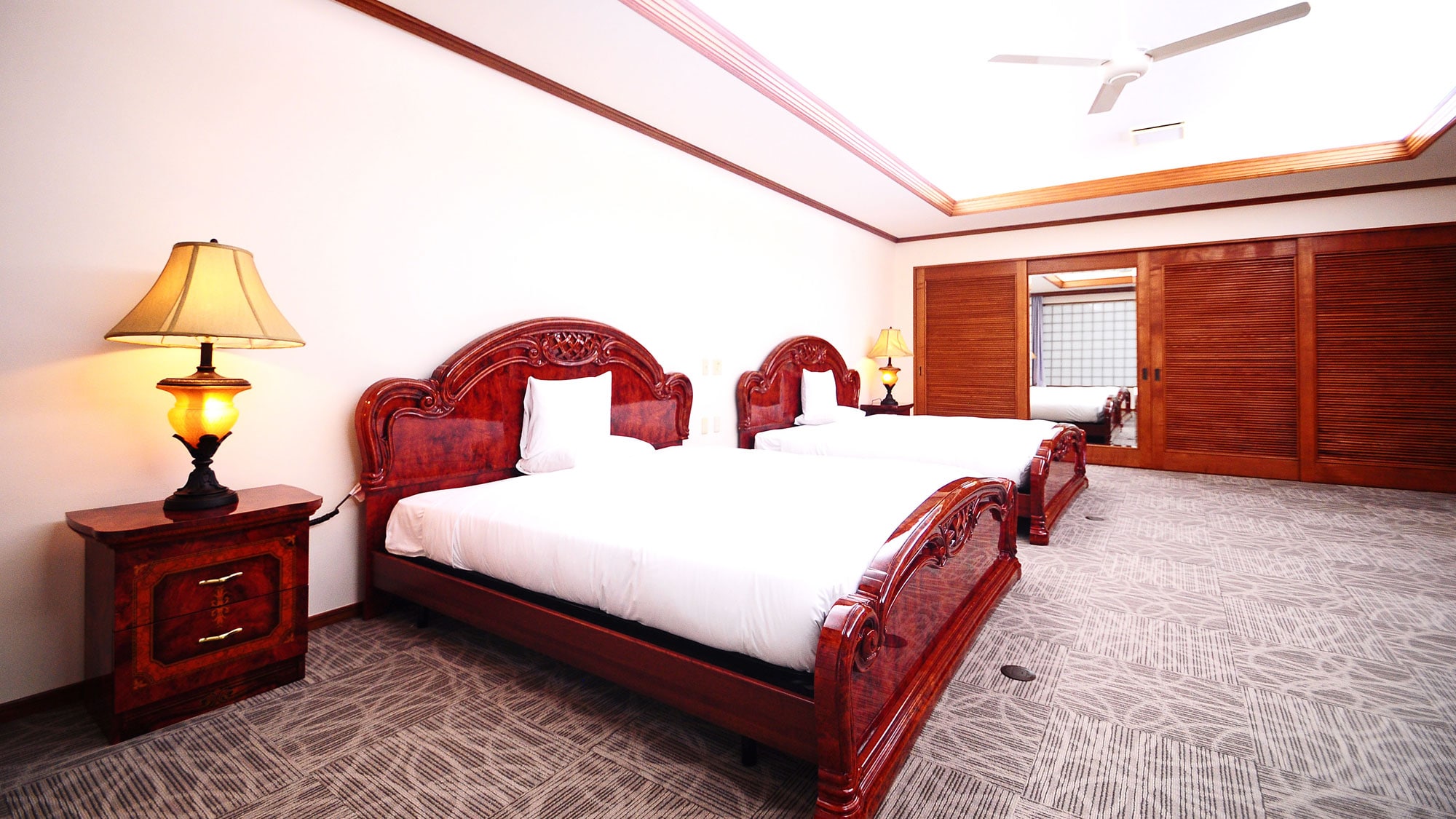 Shishimori [1F Bedroom] 2 double beds. The beds in the photo are different.