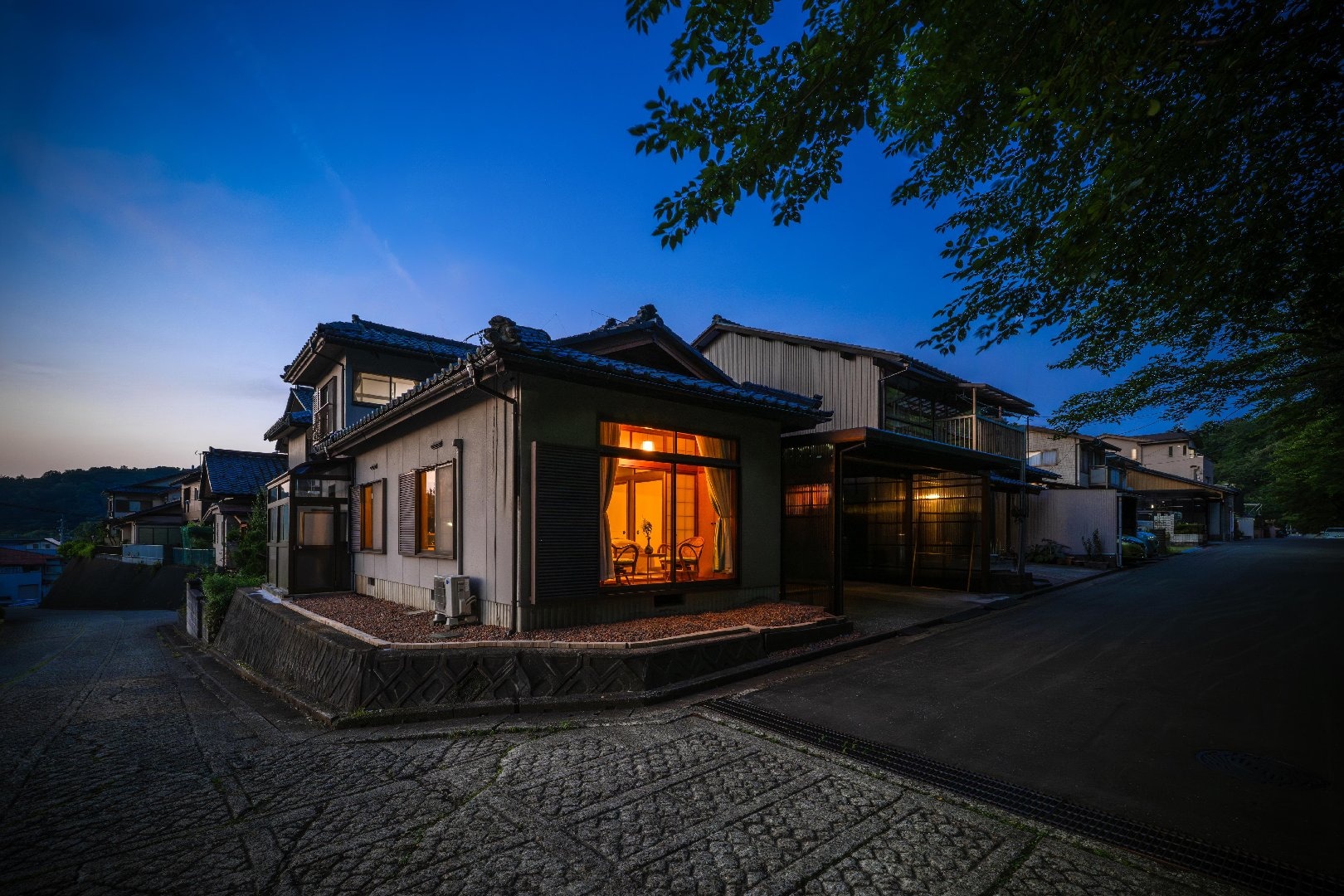 The ocean-blue sky of Fukui, the vibrant colors of green leaves and cherry blossom trees | A corner lot on a hill