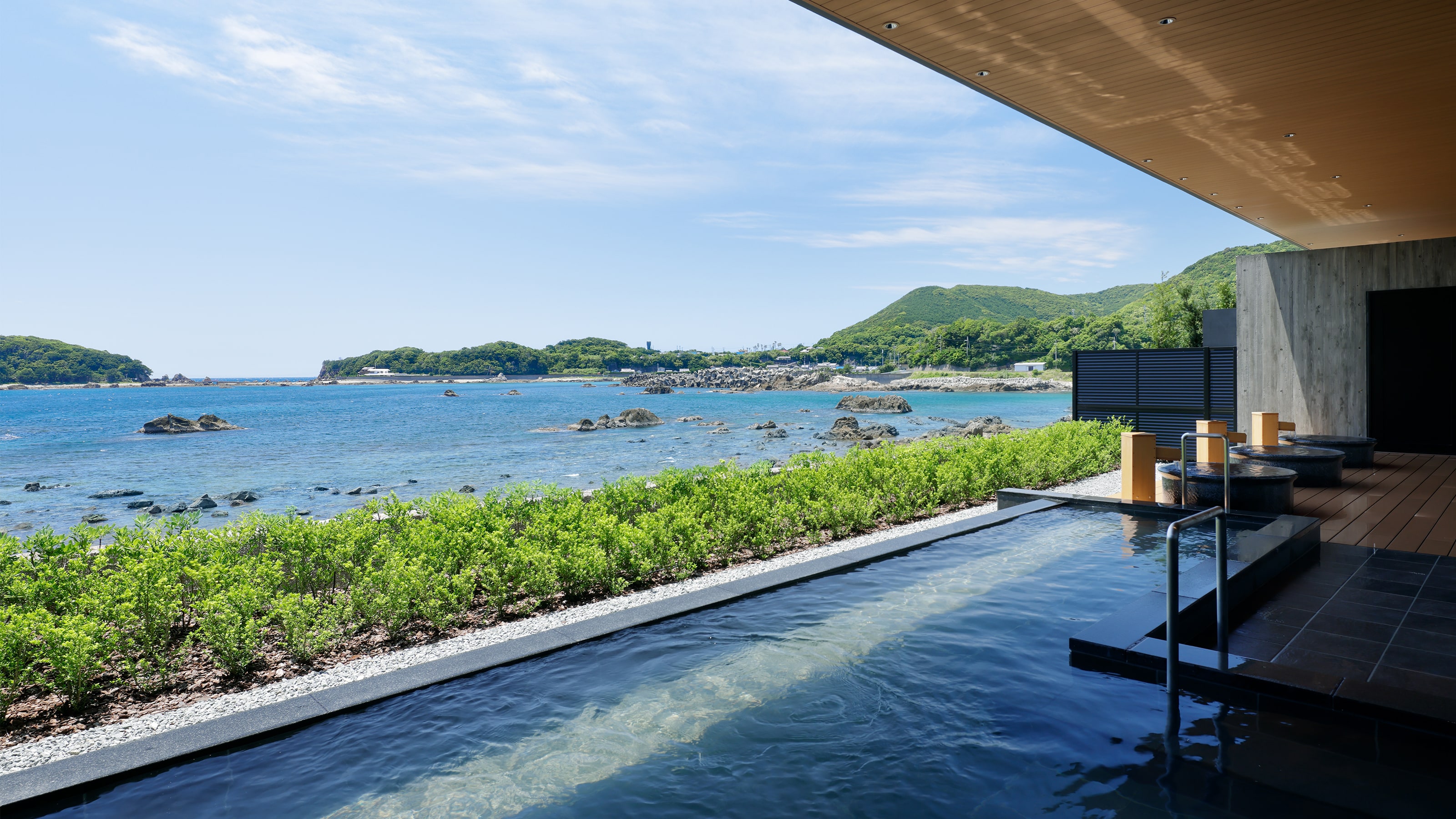 [Bokai no Yu] Located in a location that offers a panoramic view of Karekinada Sea.