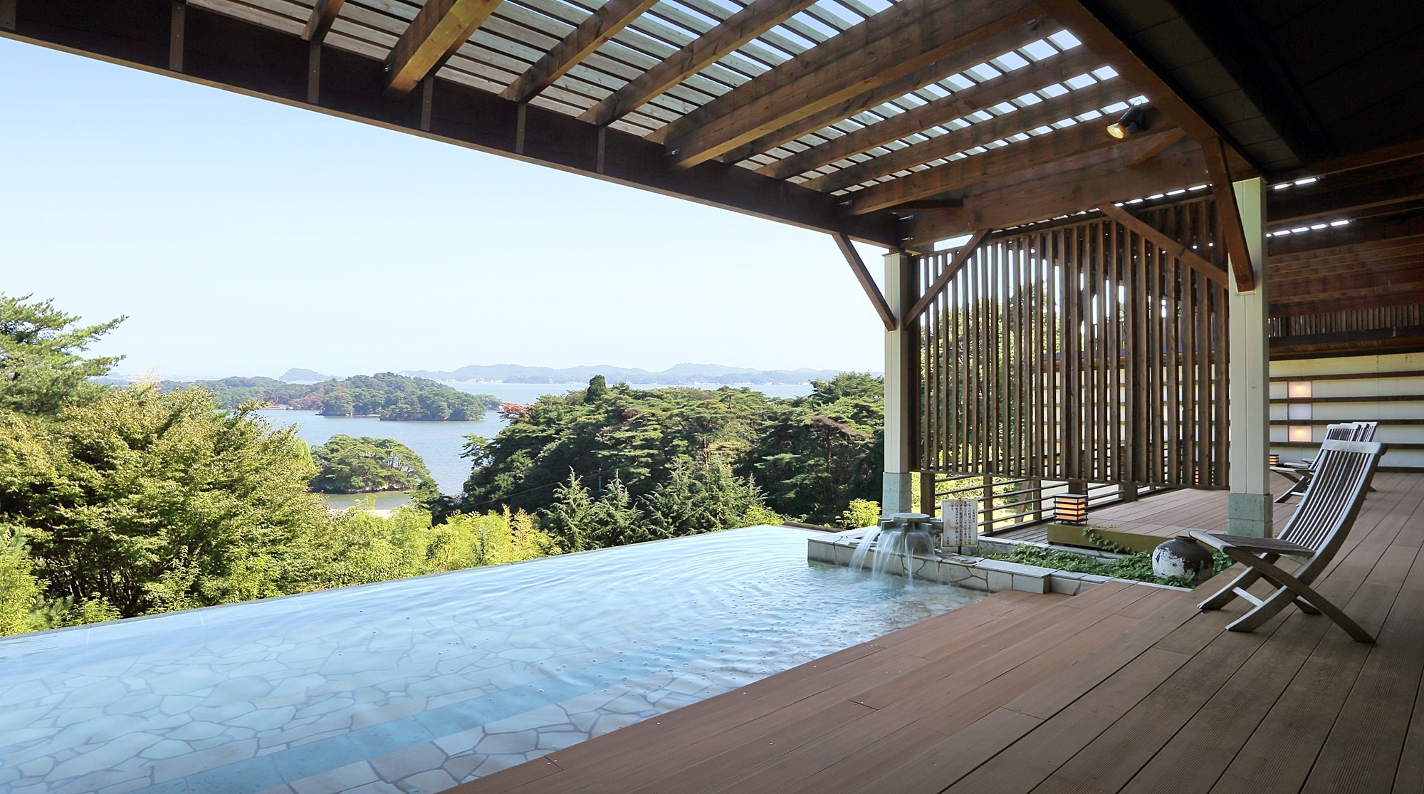 [露天浴池（白天）]俯瞰松島灣的絕景浴池