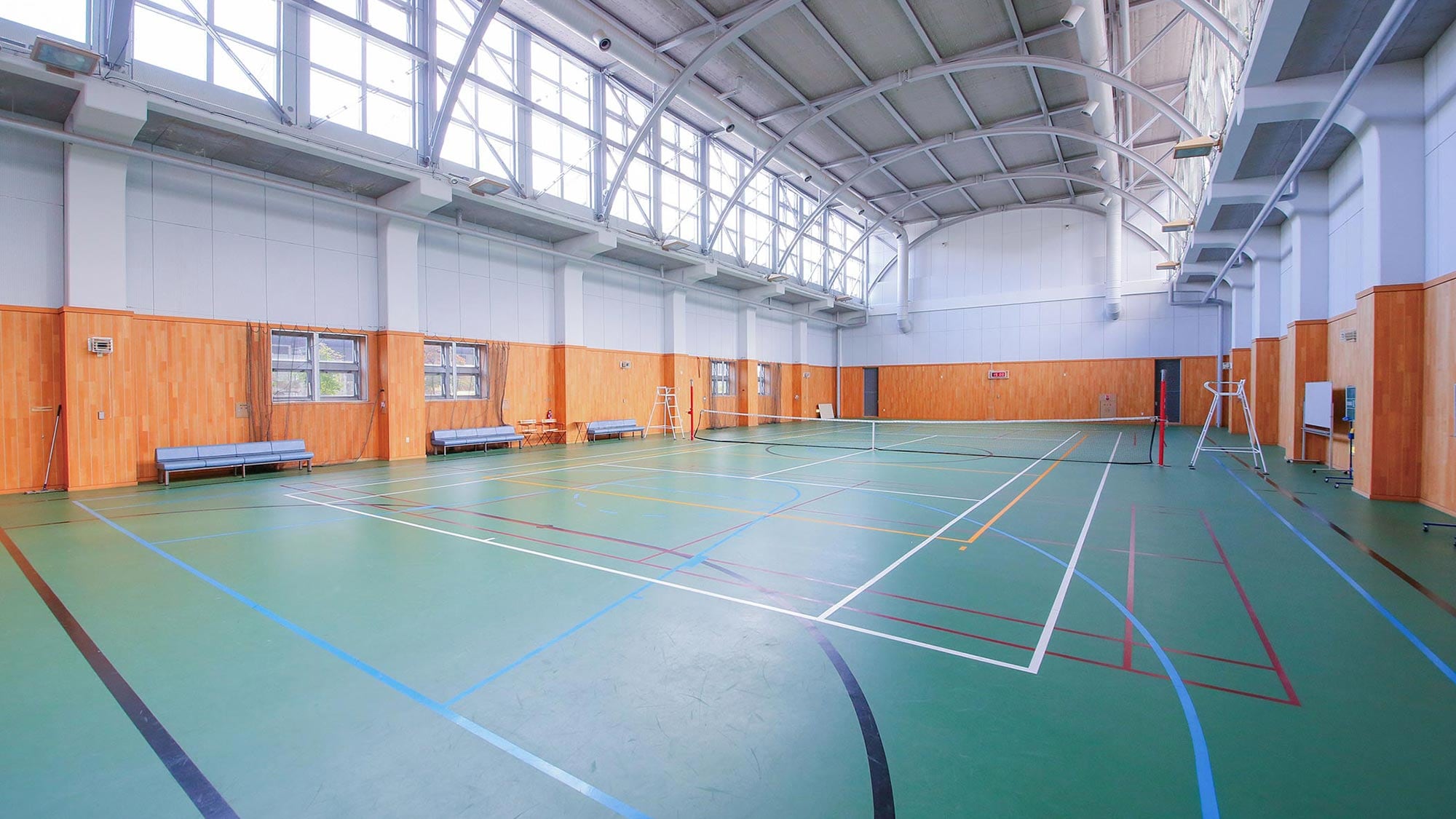 有一个室内免费网球场和篮球场。每小时1,000日元（不含税）即可使用。