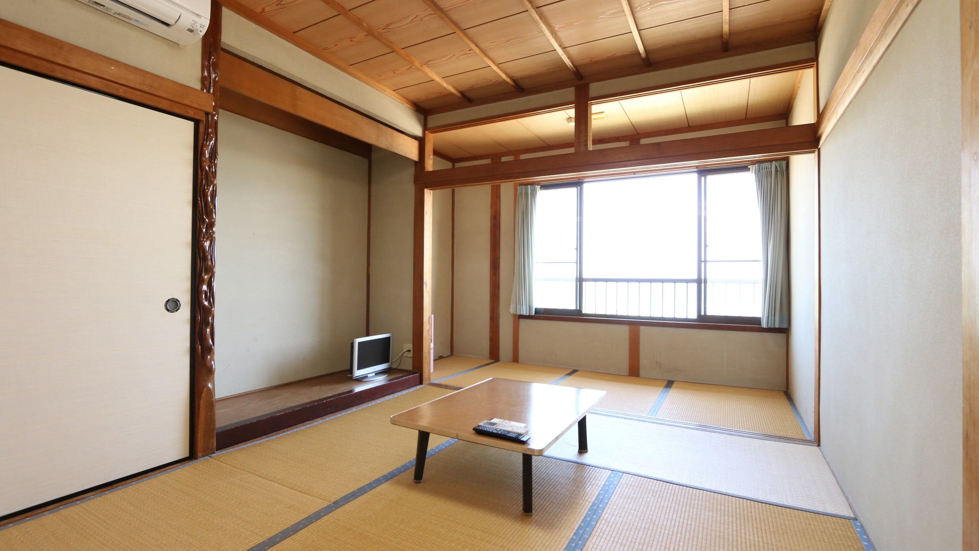 Relaxing Japanese-style room with ocean view. The sea spreads out before your eyes.