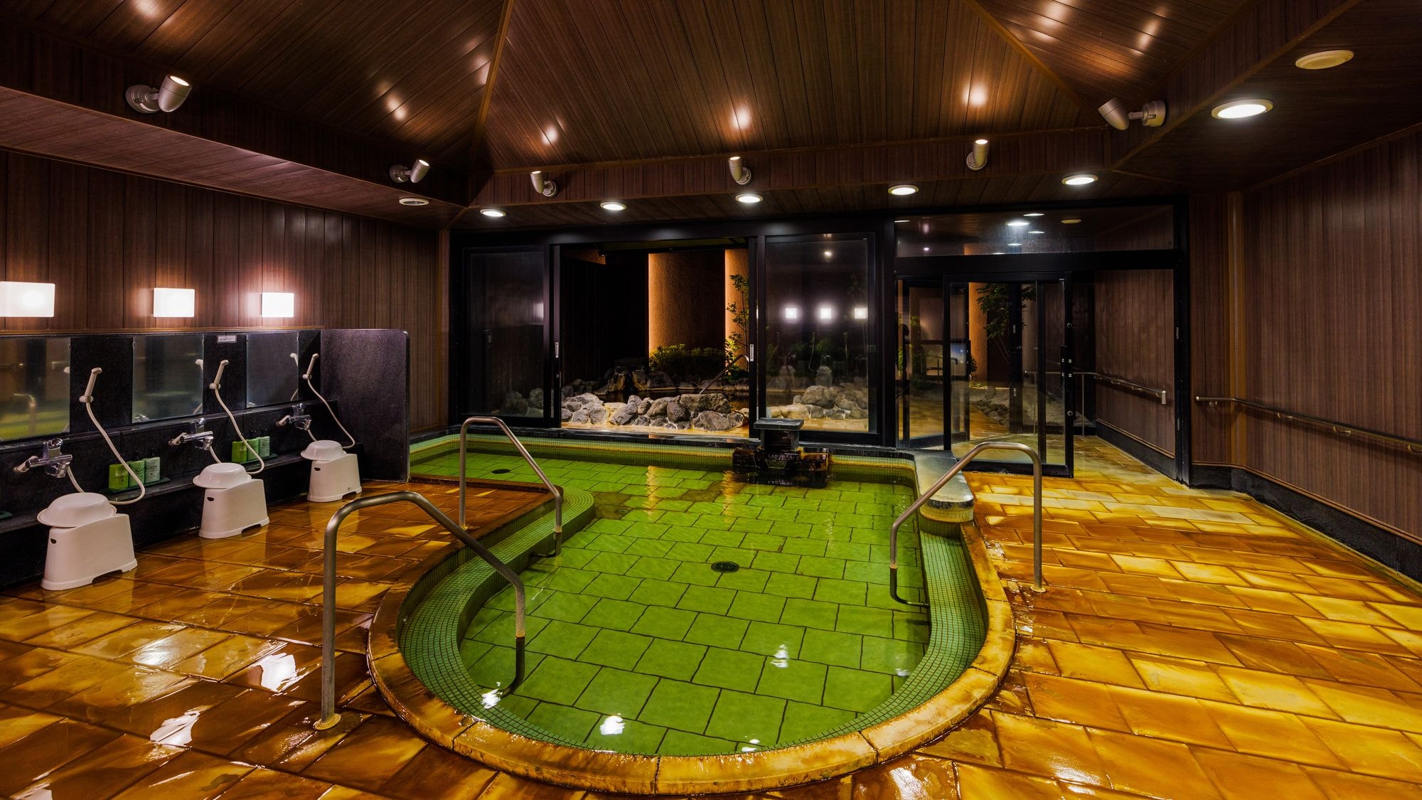 [Large public bath] Indoor bath with burnt cedar interior