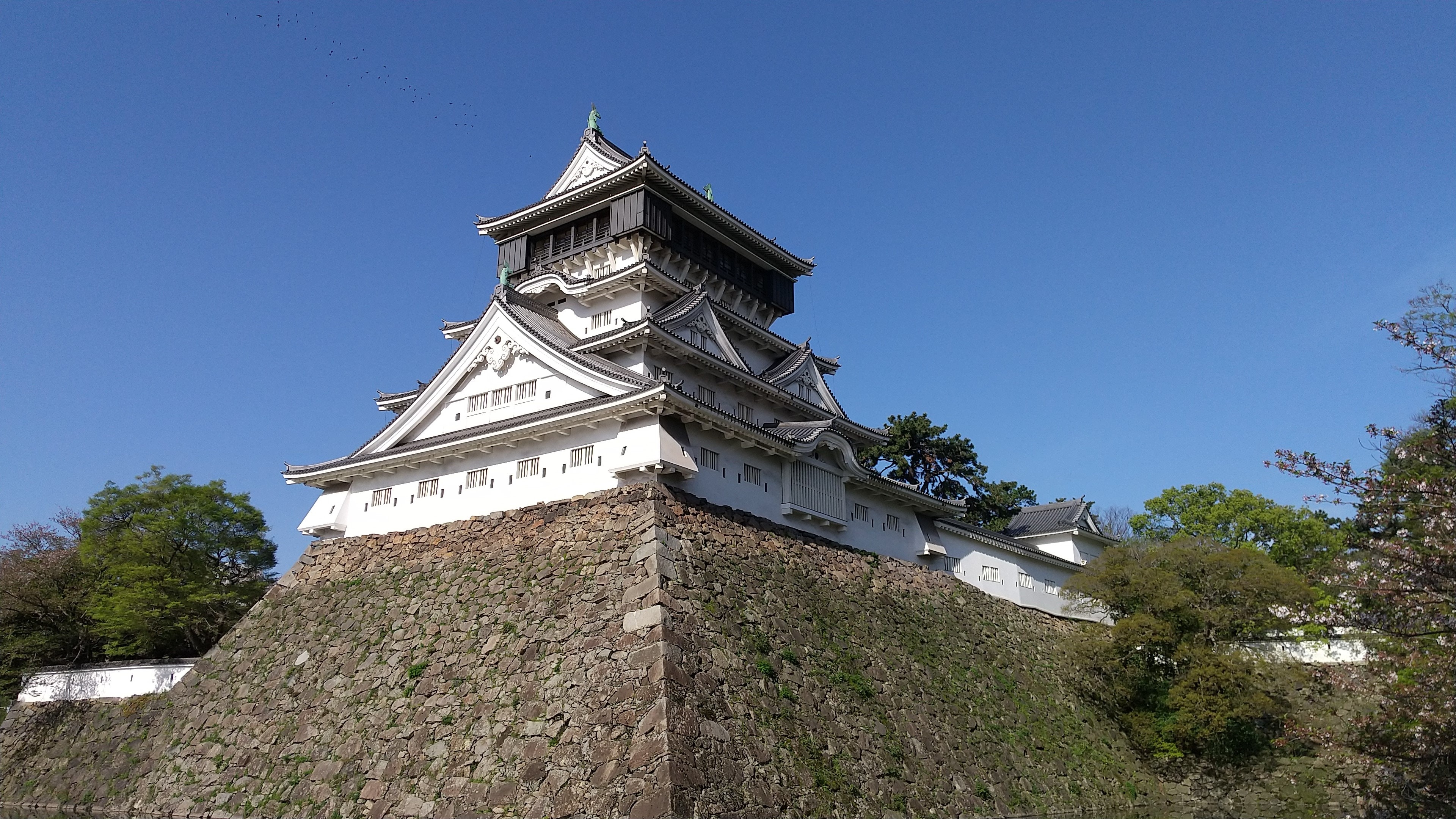 Istana Kokura berjarak sekitar 10 menit berjalan kaki dari hotel.