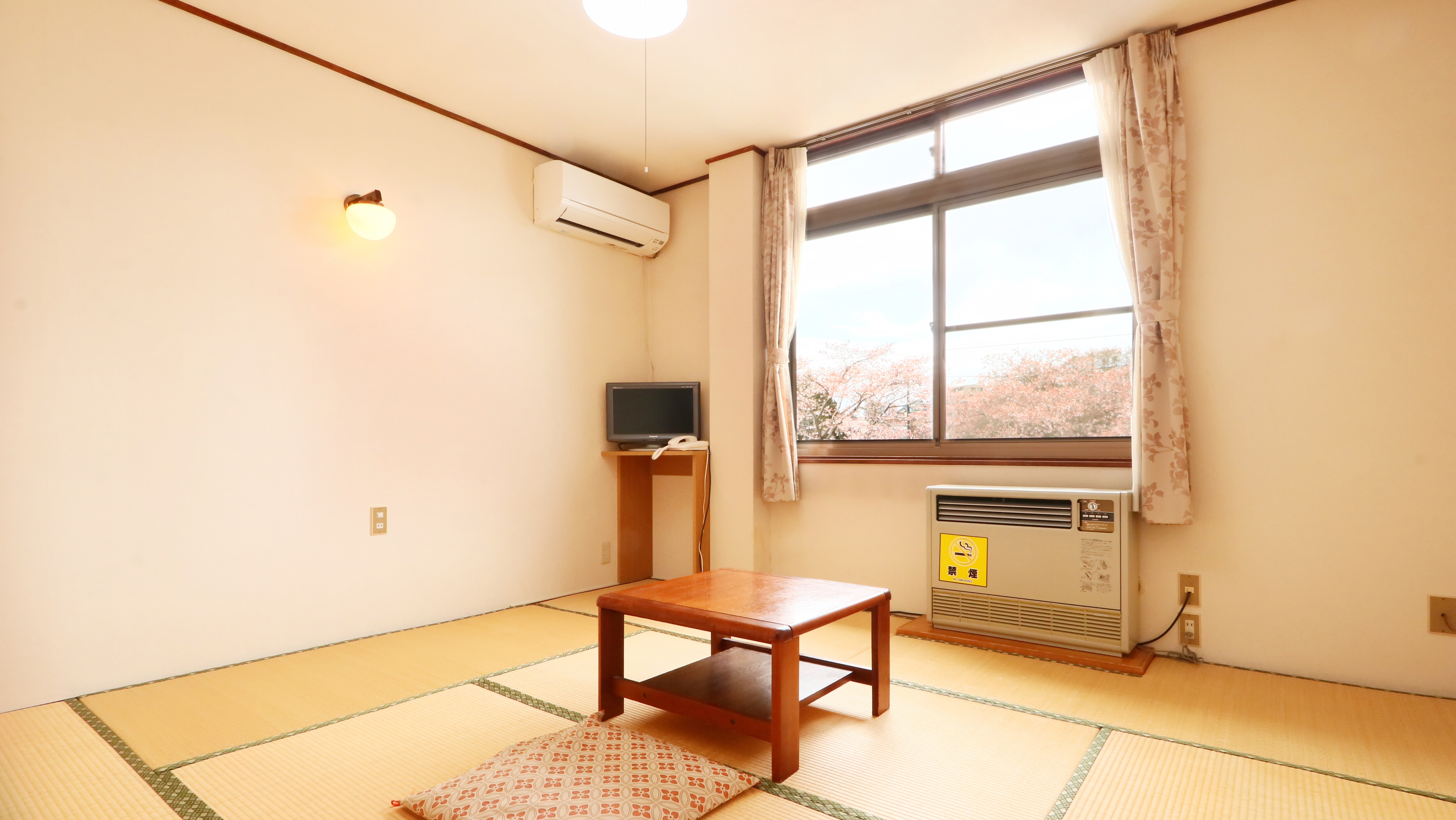 8 tatami mats - A bright room that can accommodate 2 people.