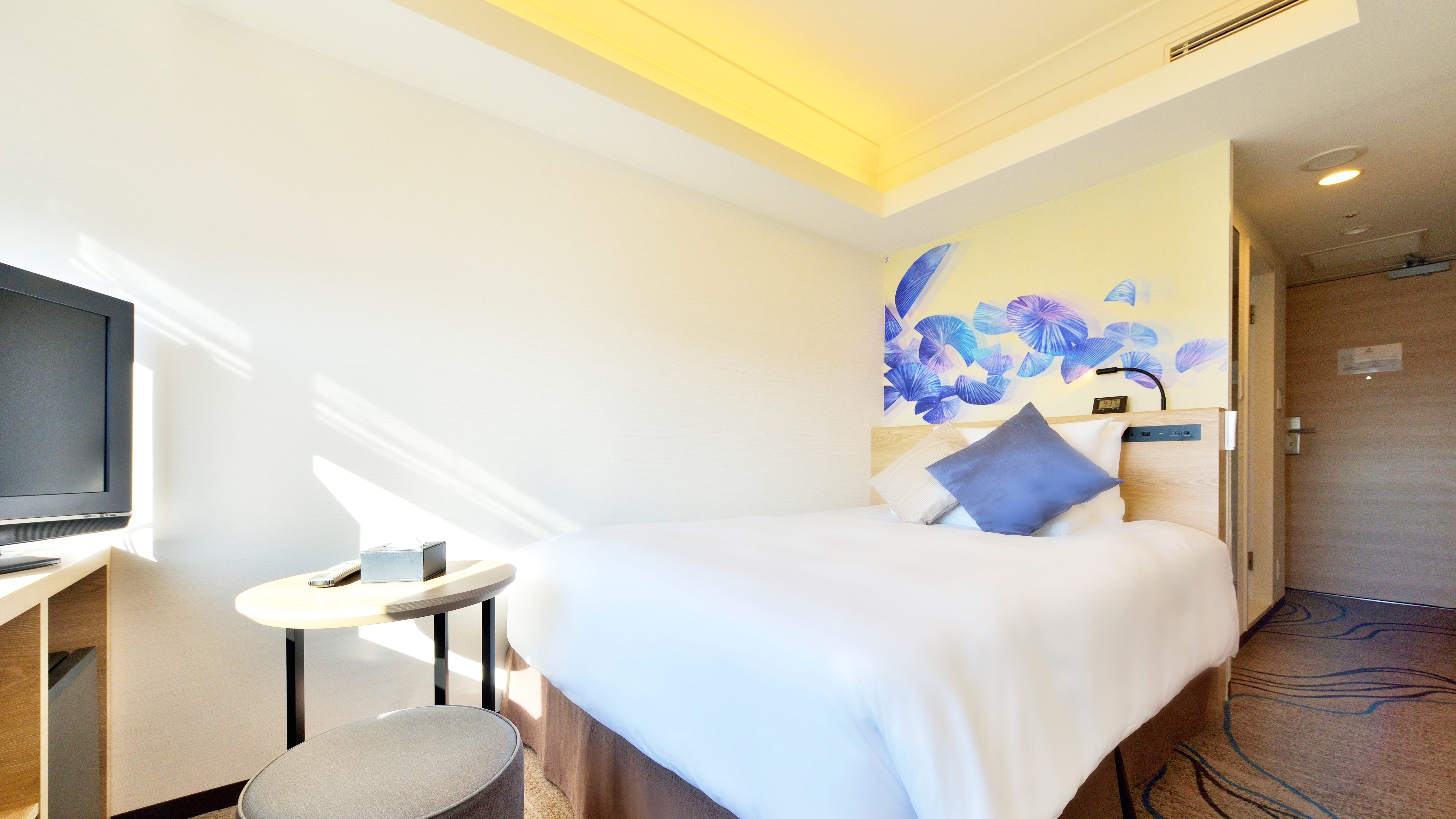 [Executive Double 17㎡] You can relax in the compact but spacious Simmons bed.