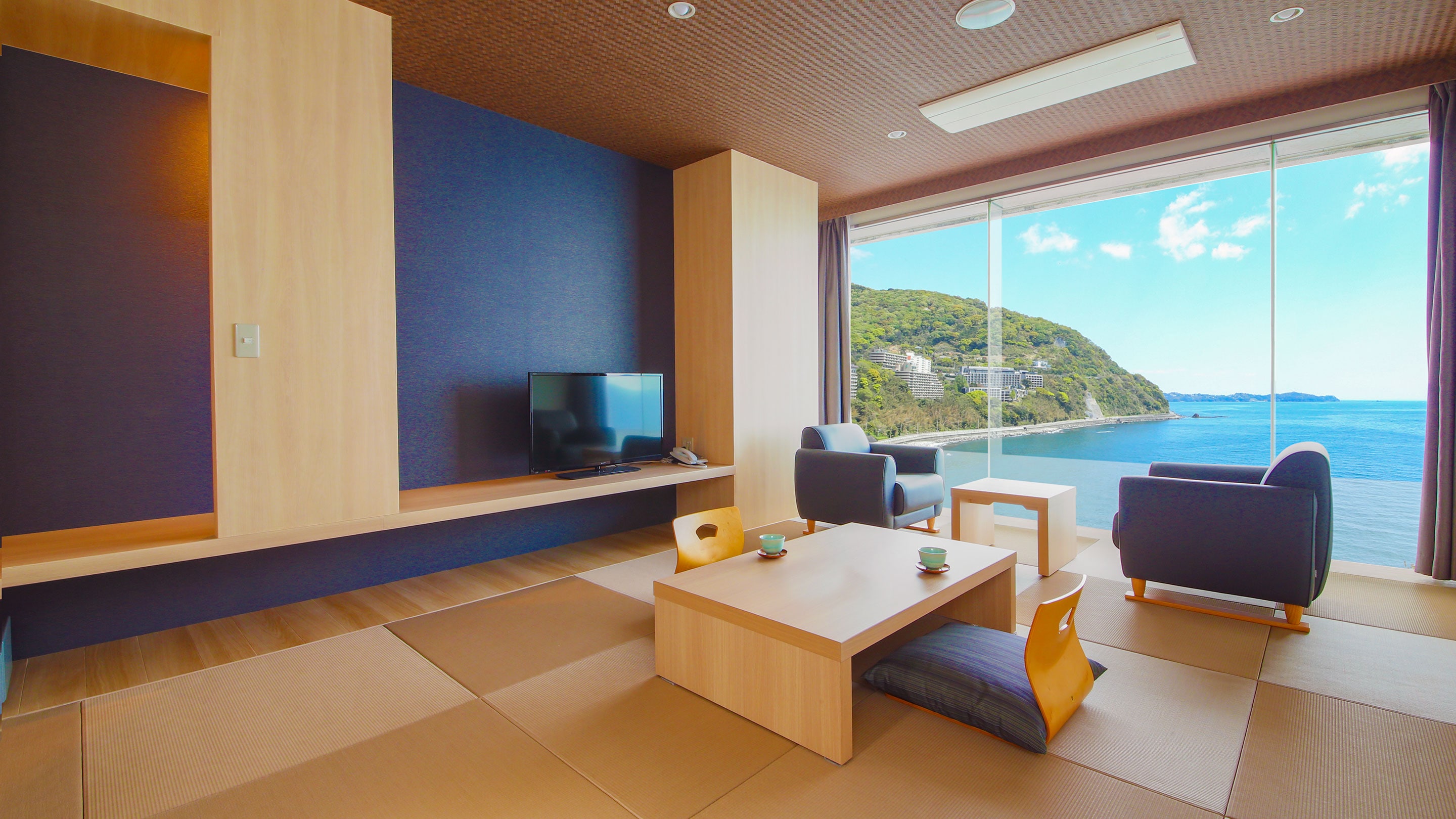 [Non-smoking] Suite Japanese-style room, 12 tatami mats, top floor, shower only (main building, ocean side) *Image