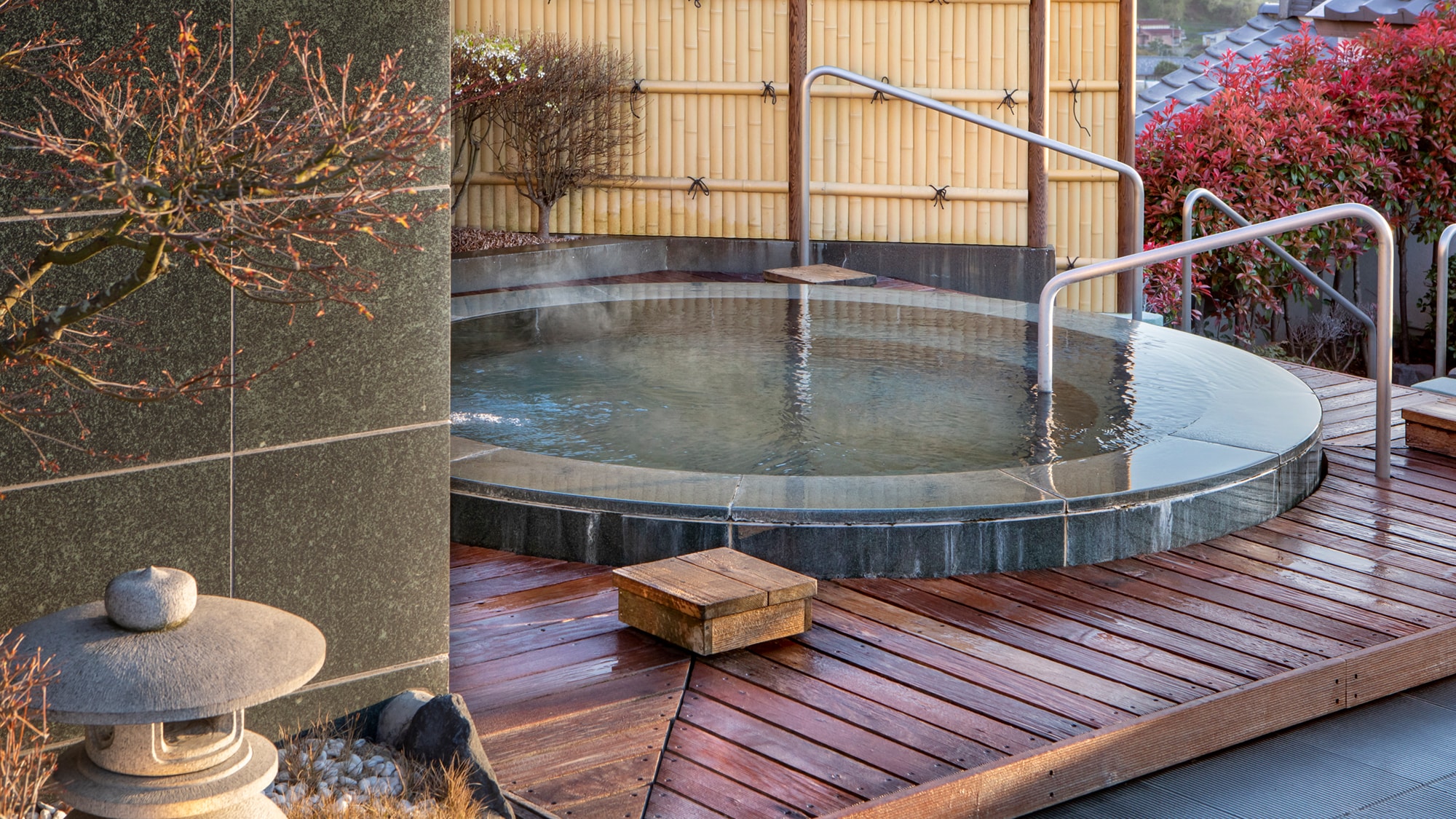 [Tuan-tuan] Silakan nikmati pemandian air panas tercurah yang terkenal di Izu Nagaoka Onsen.