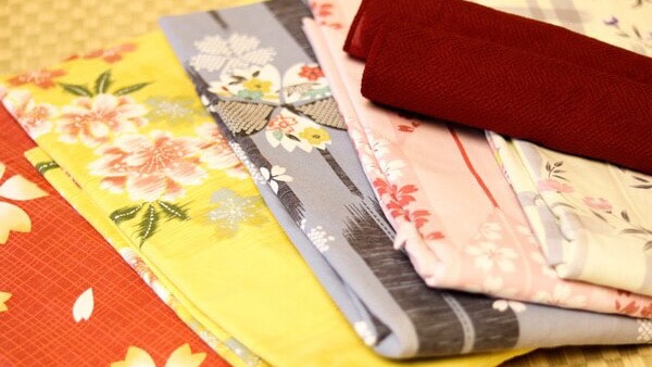 Stylish yukatas available for free rental for women!