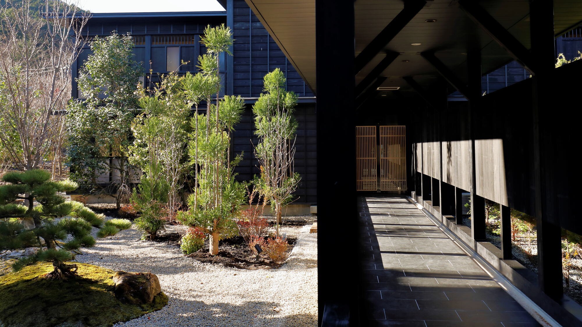 [Courtyard] Enjoy the tasteful courtyard and the seasonal scenery.