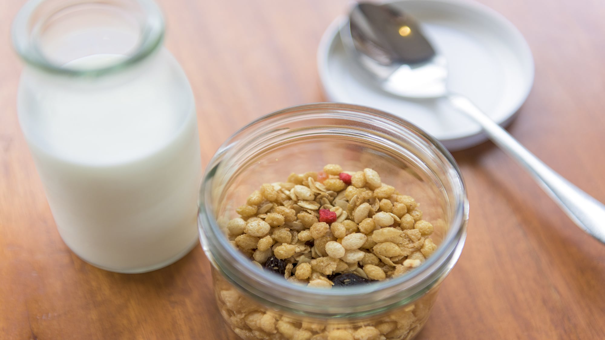 For popular cereals, pour milk into a Mason jar cup ☆