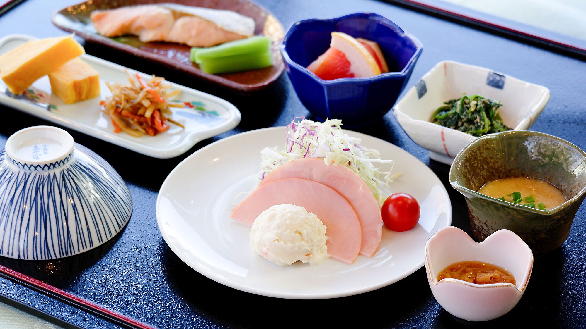 ・[ตัวอย่างอาหารเช้า] เมนูเพื่อสุขภาพที่เหมาะสำหรับมื้อเช้า ประกอบด้วยปลาเผา เครื่องเคียงขนาดเล็ก สลัด และอื่นๆ