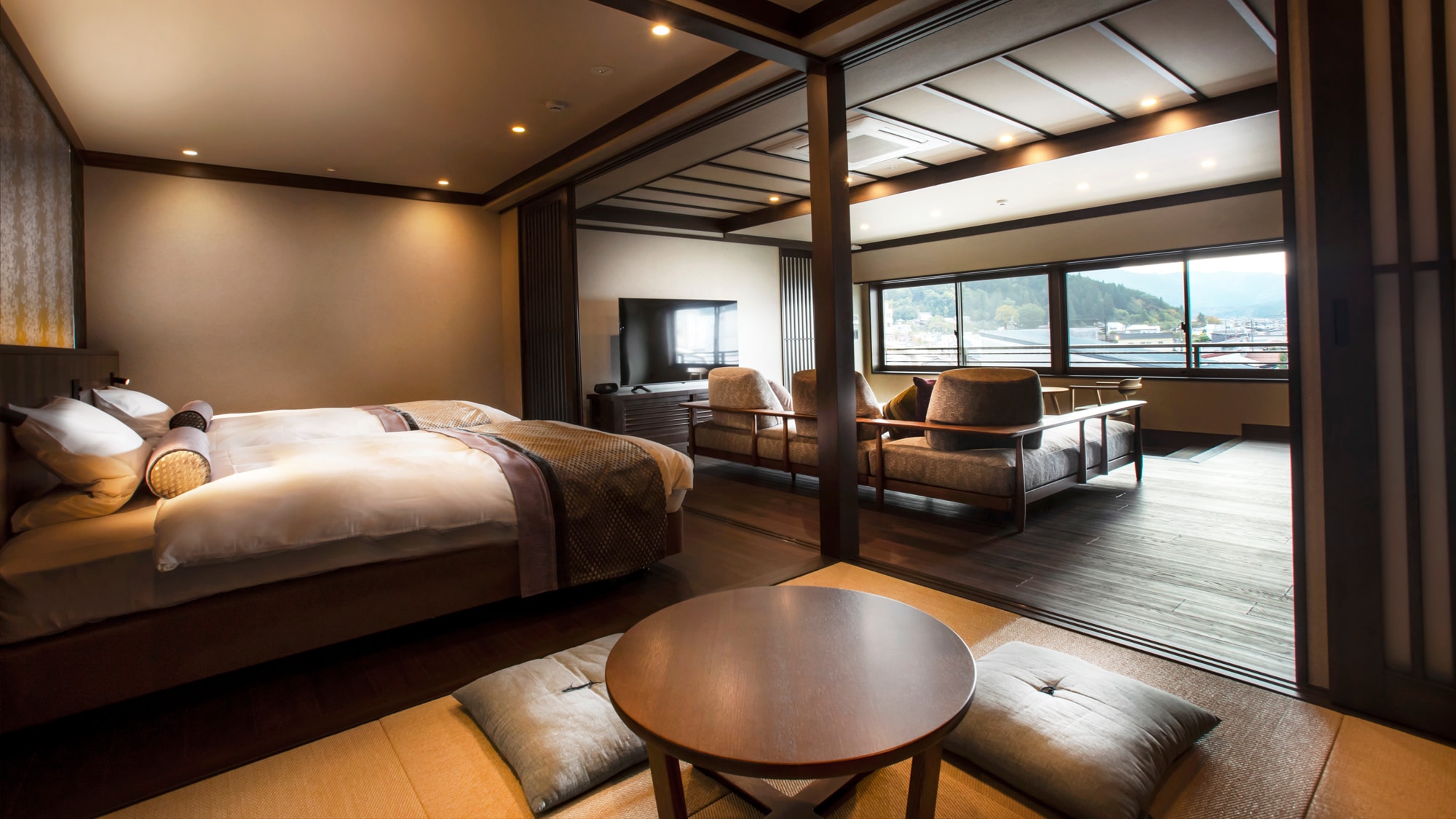 【501陣屋】朝南的大窗戶灑進明亮的陽光，可以眺望城鎮彼岸的山景。