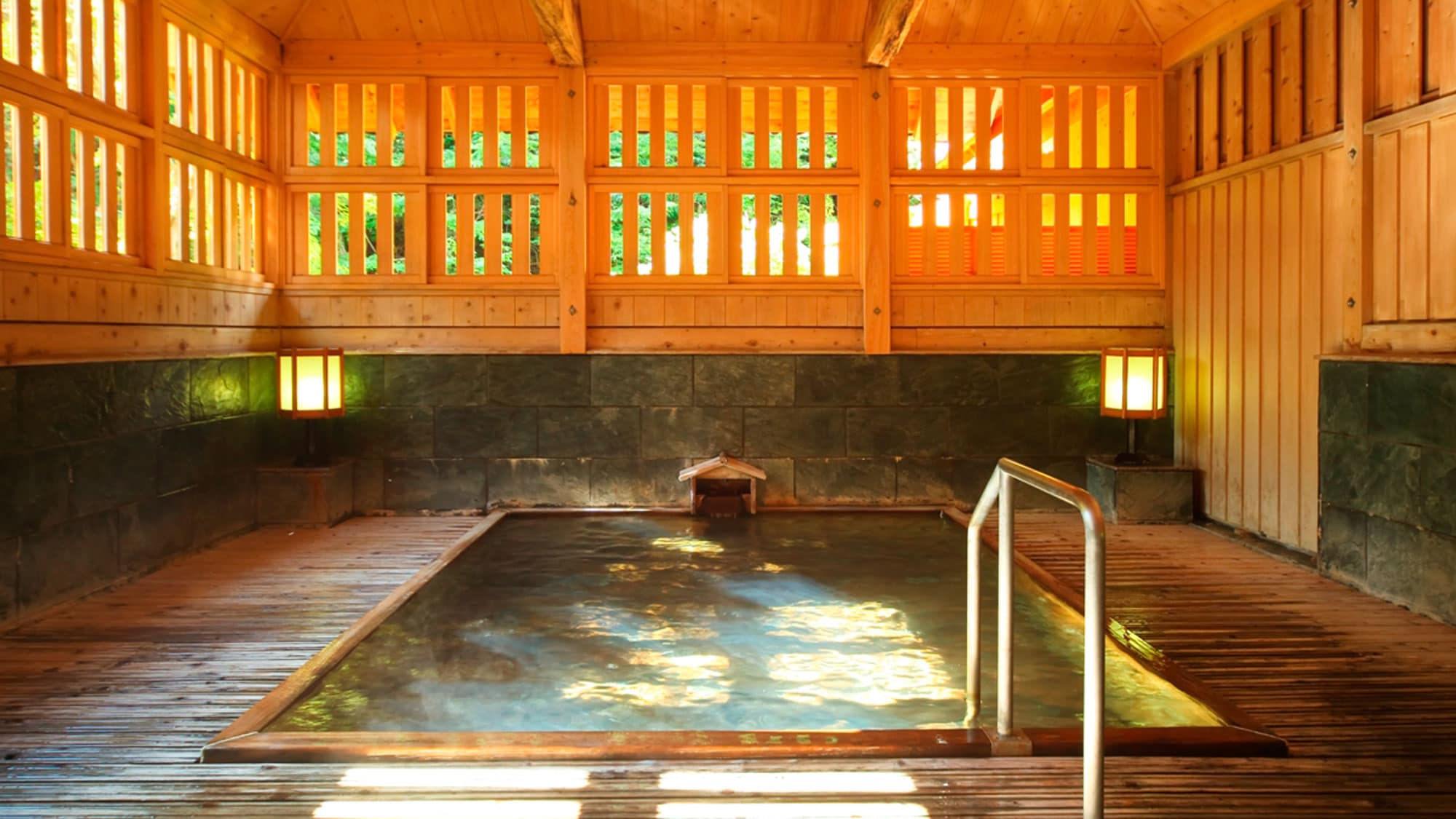 At Gomuso-no-Yu, the refreshing sunlight shining through the double-glazed windows in the morning and afternoon illuminates the bathtub, while the atmospheric moonlight illuminates it at night.