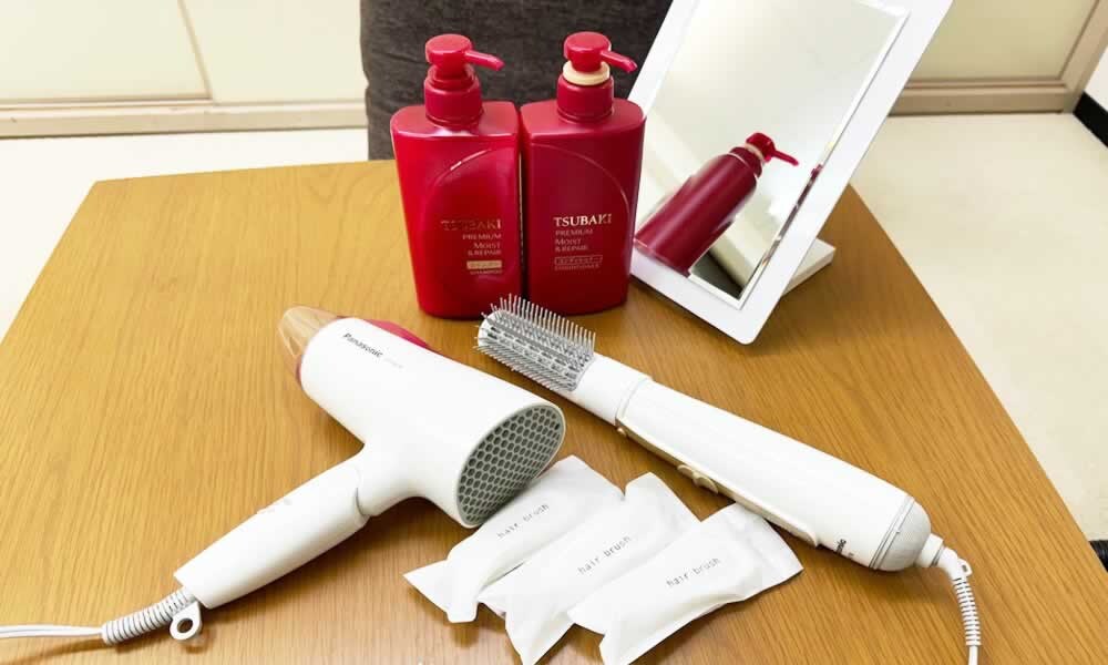 Pengering rambut, sampo, kondisioner, sikat yang belum dipakai