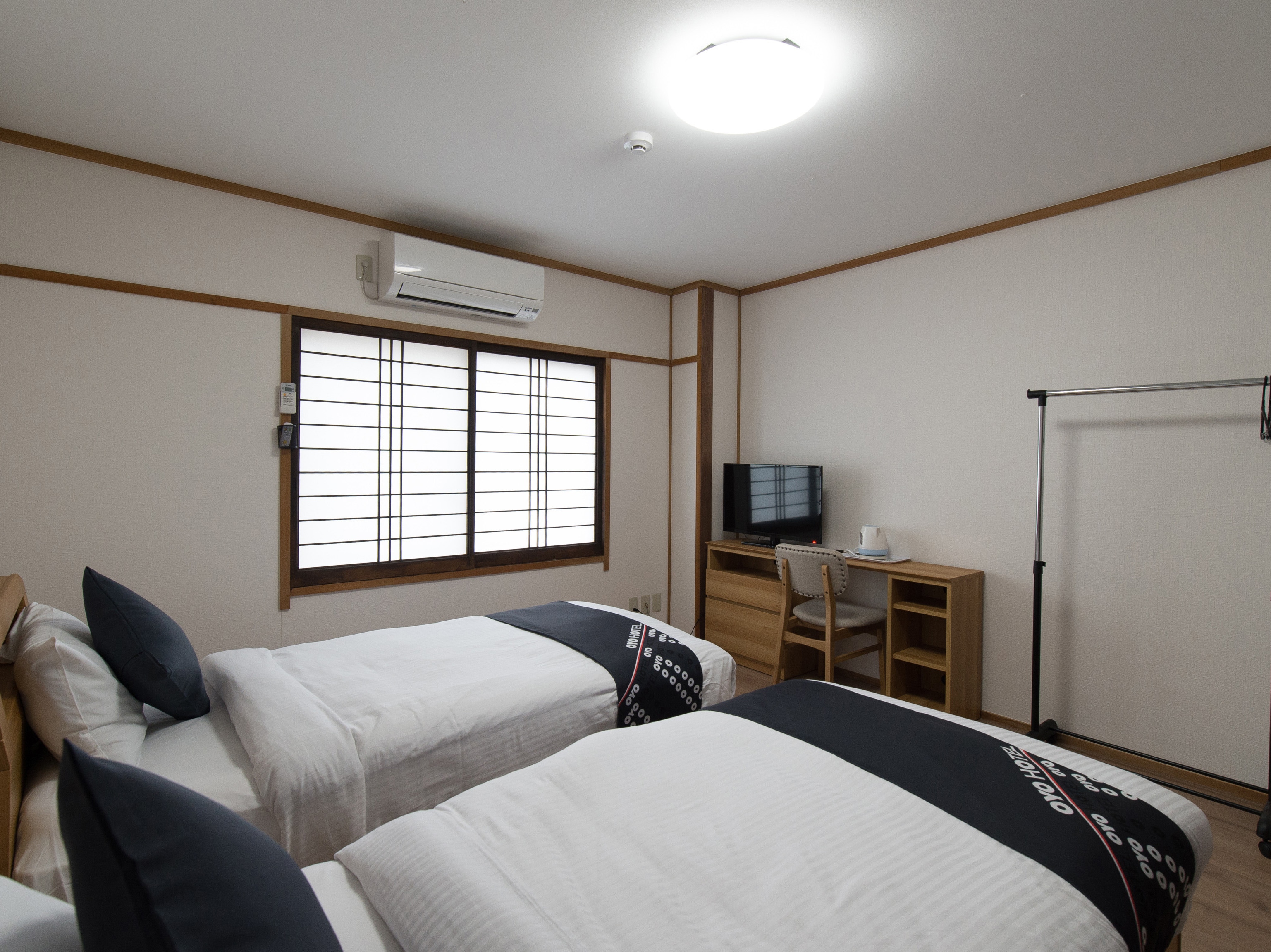 Western-style twin room (shared shower)